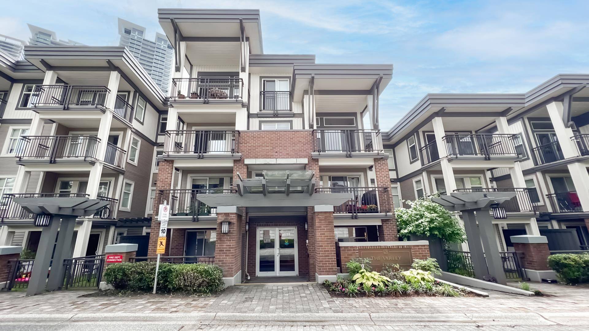 Burnaby, BC V5C 0G2,4728 BRENTWOOD DR #216