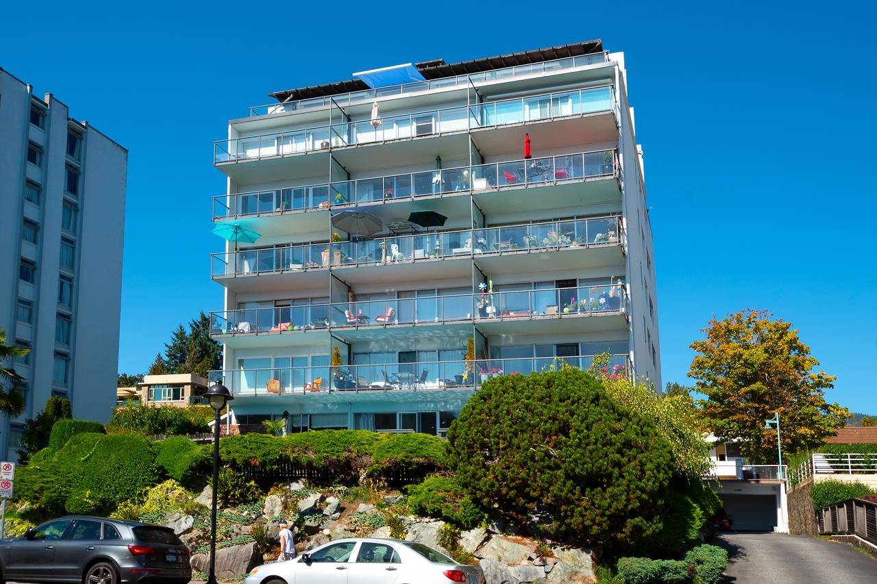 West Vancouver, BC V7V 1B2,1845 BELLEVUE AVE #2