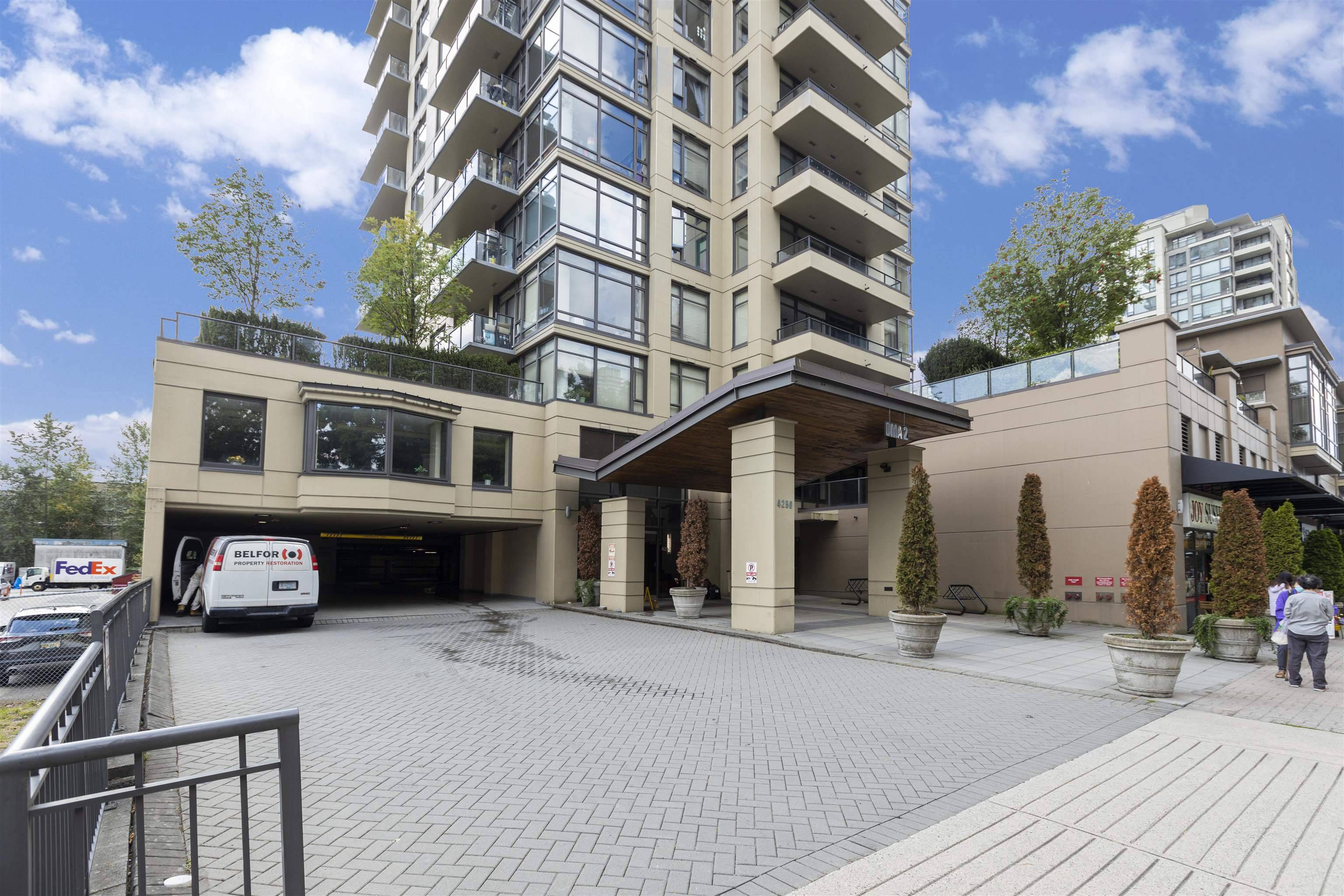 Burnaby, BC V5C 4B1,4250 DAWSON ST #1705