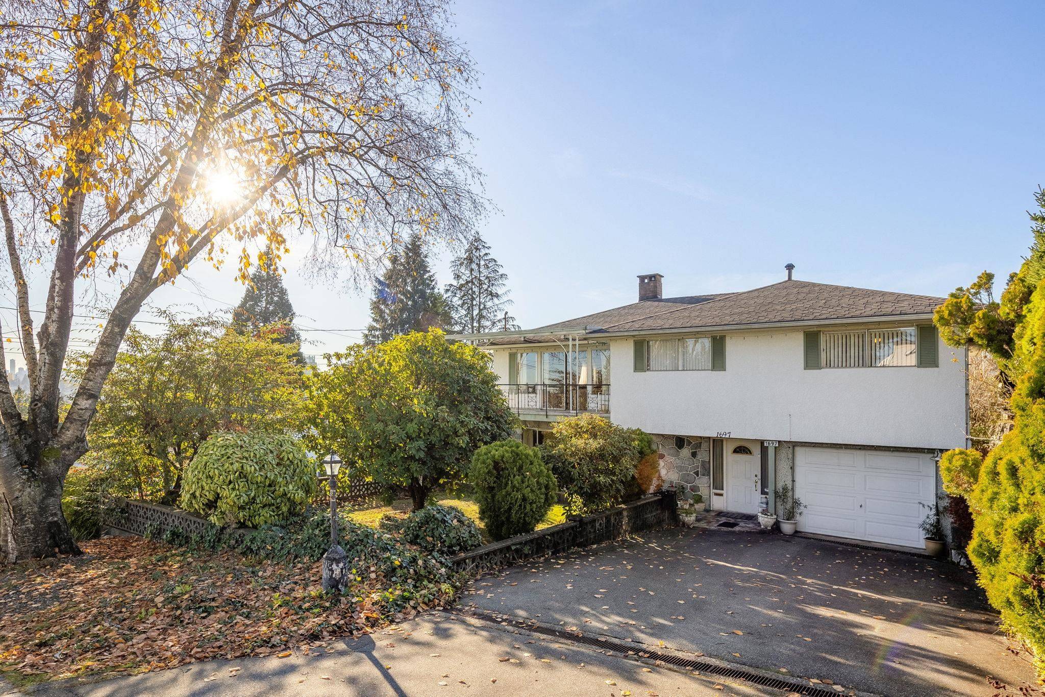 Burnaby, BC V5B 3V7,1697 HOLDOM AVE