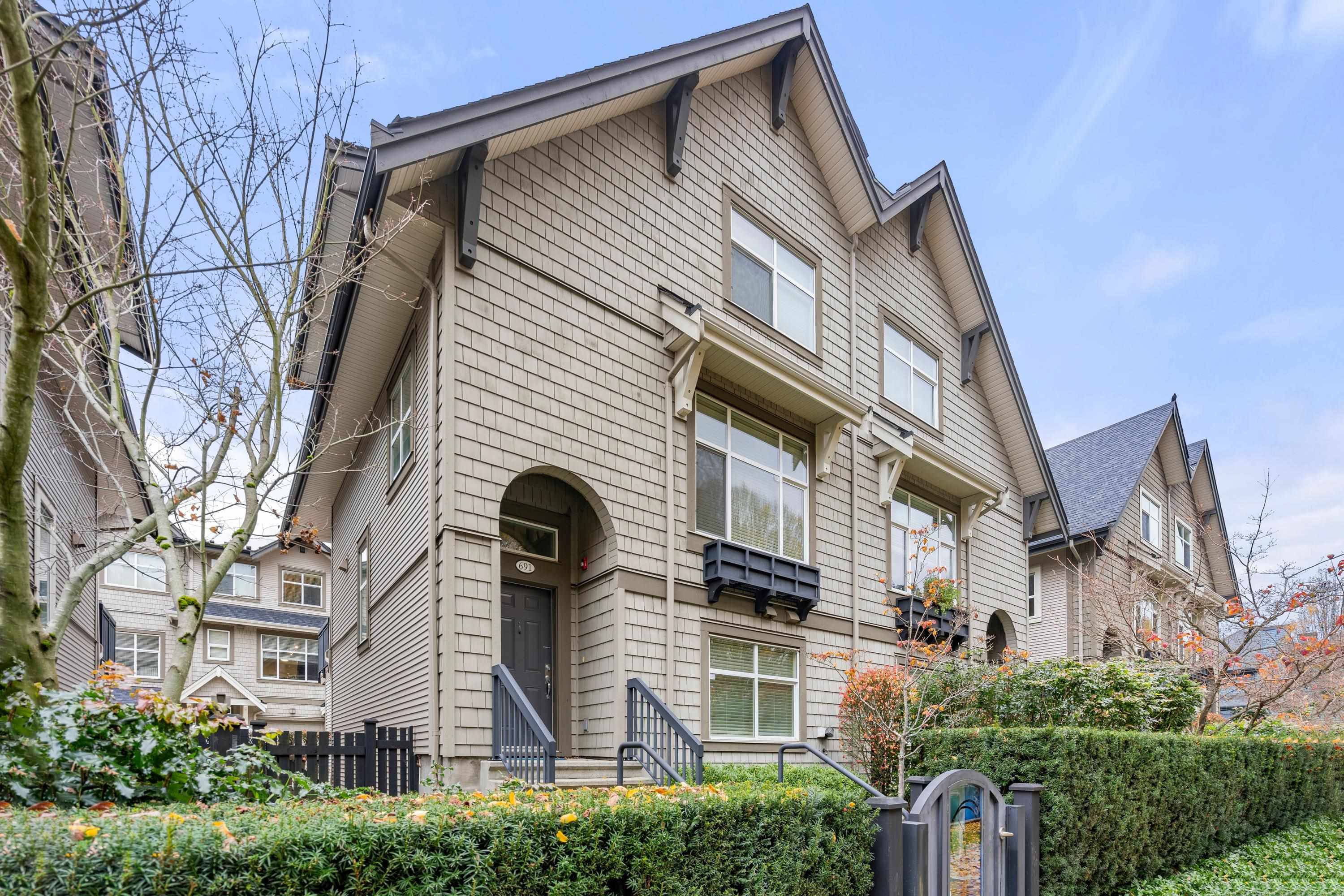 North Vancouver, BC V7J 0A5,691 PREMIER ST