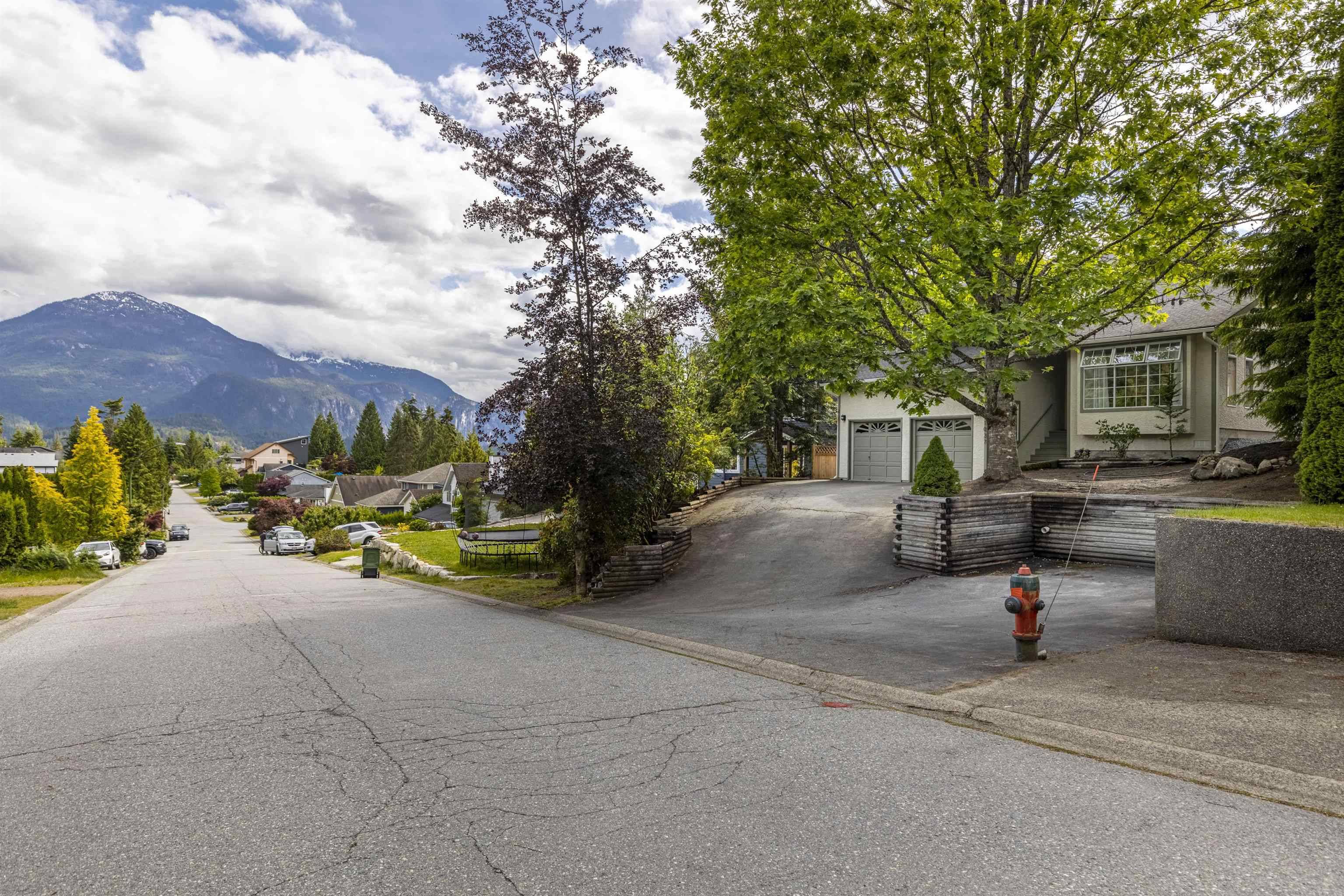 Squamish, BC V8B 0G1,1037 TOBERMORY WAY