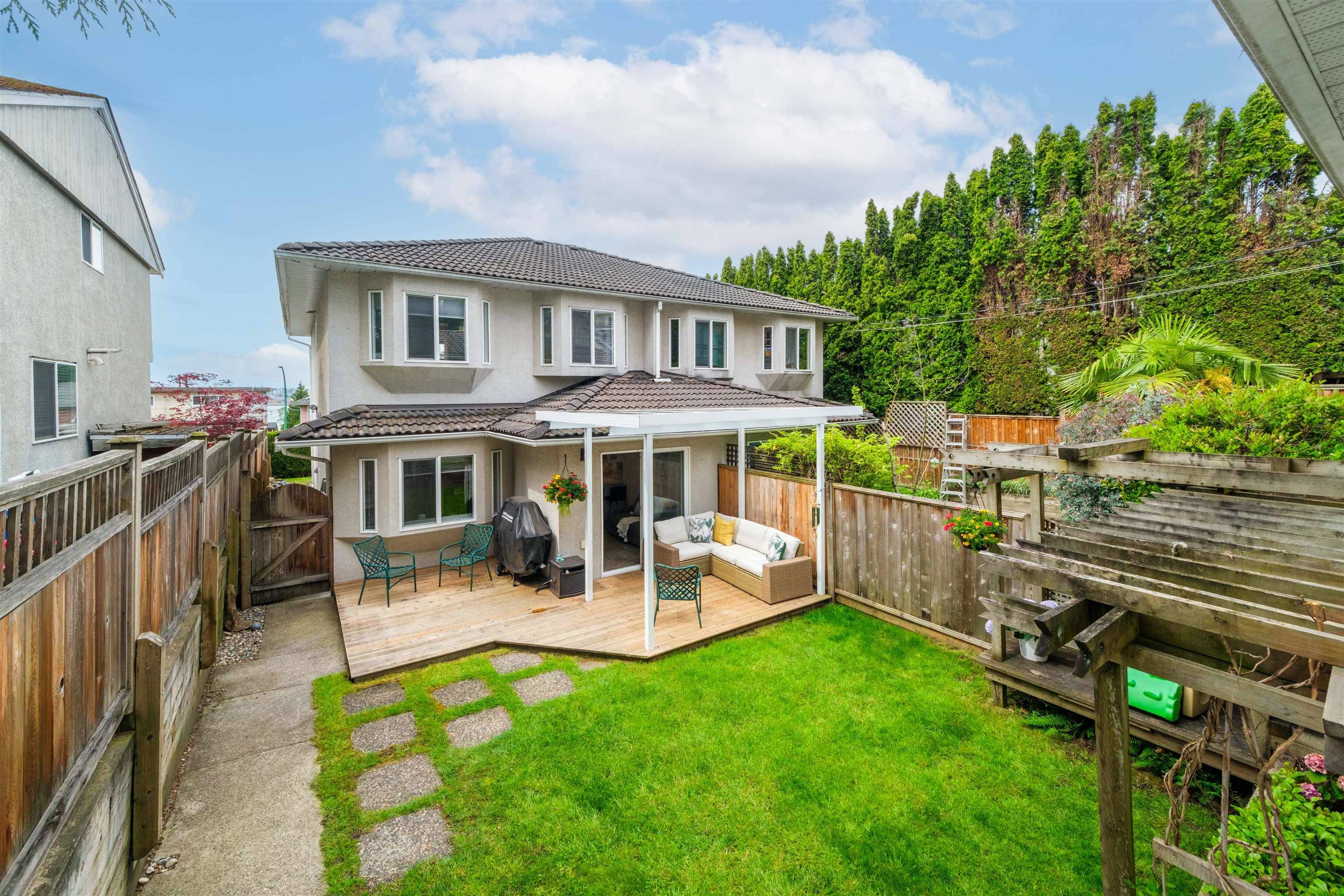 North Vancouver, BC V7L 1C8,422 E 2ND ST