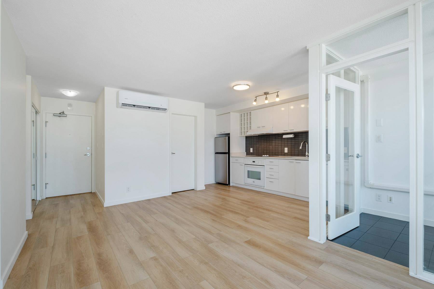 Vancouver, BC V6B 1T8,111 W GEORGIA ST #2902