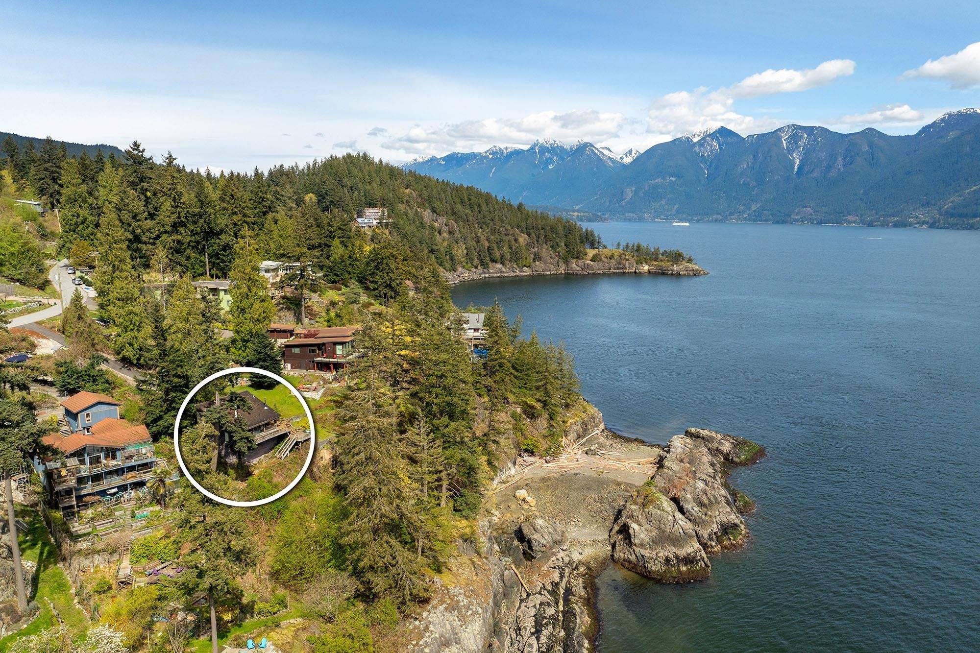 Bowen Island, BC V0N 1G1,825 HUMMINGBIRD LN