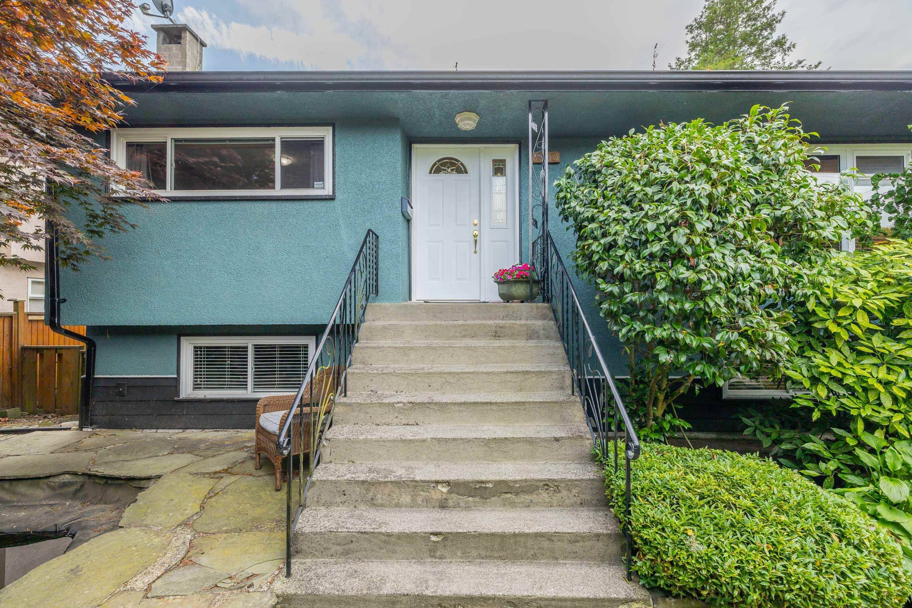 Burnaby, BC V5E 3B7,6533 WALKER AVE