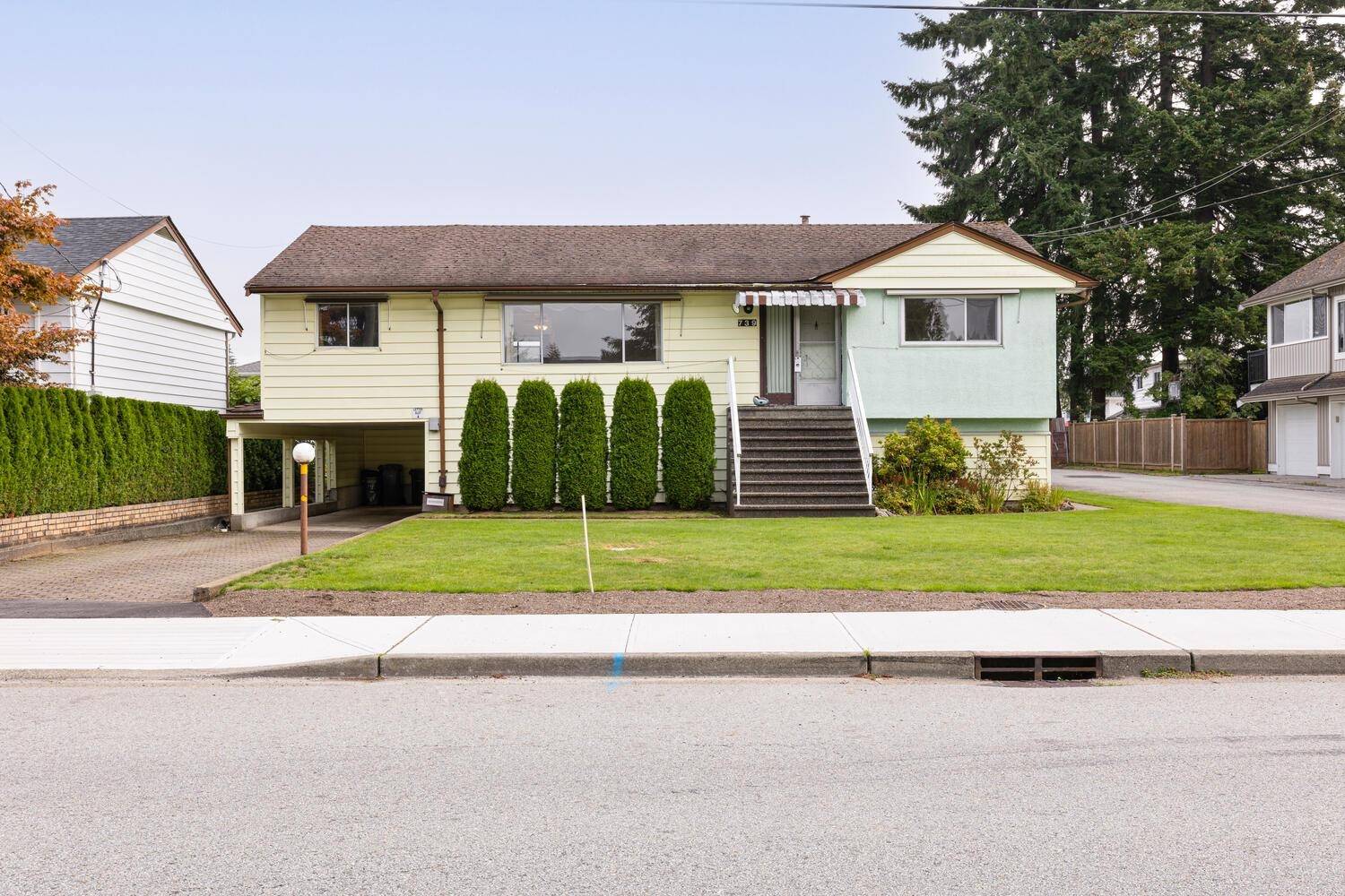 Coquitlam, BC V3J 5S1,739 SCHOOLHOUSE ST