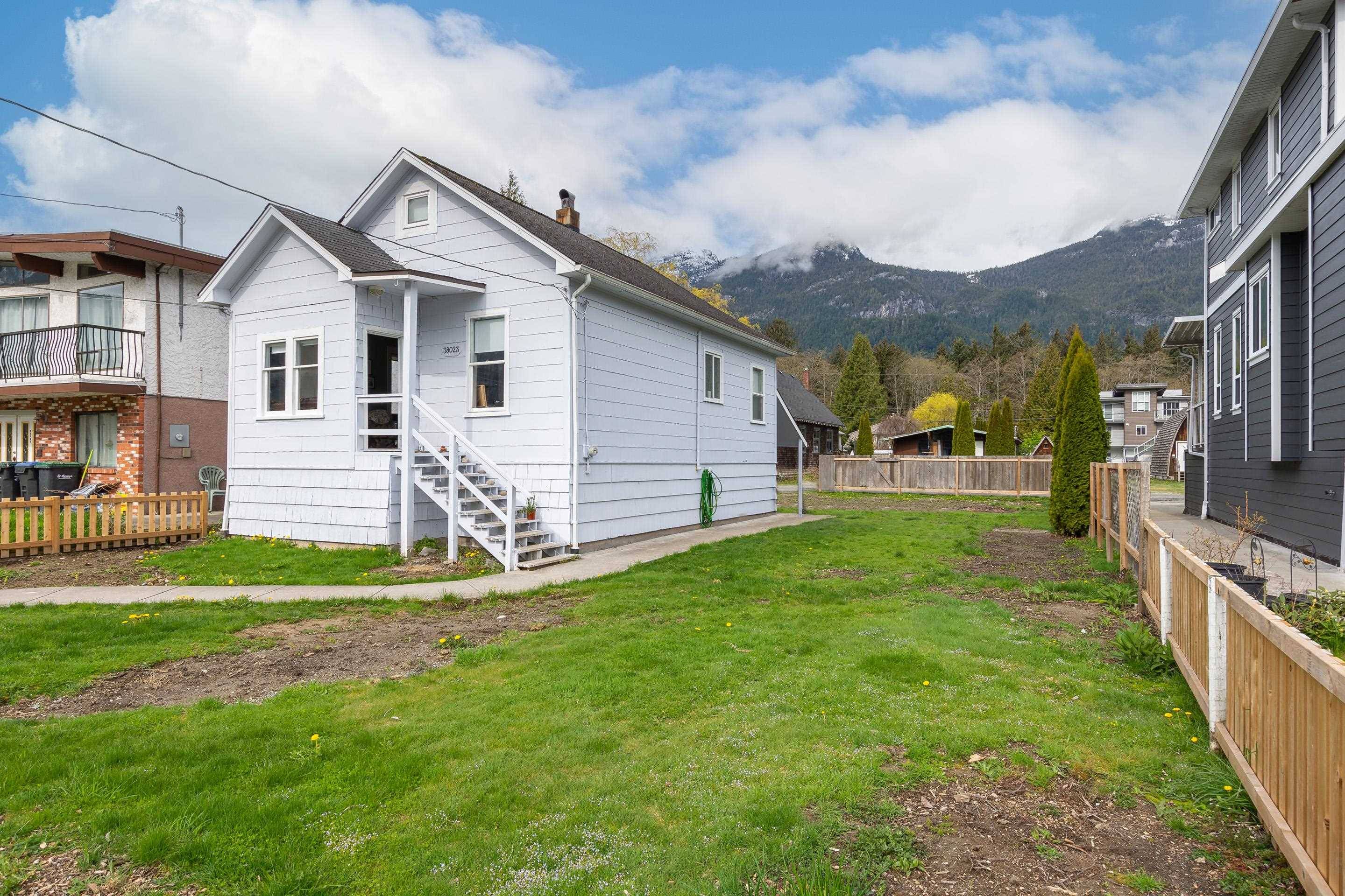 Squamish, BC V8B 0A6,38023 FIFTH AVE