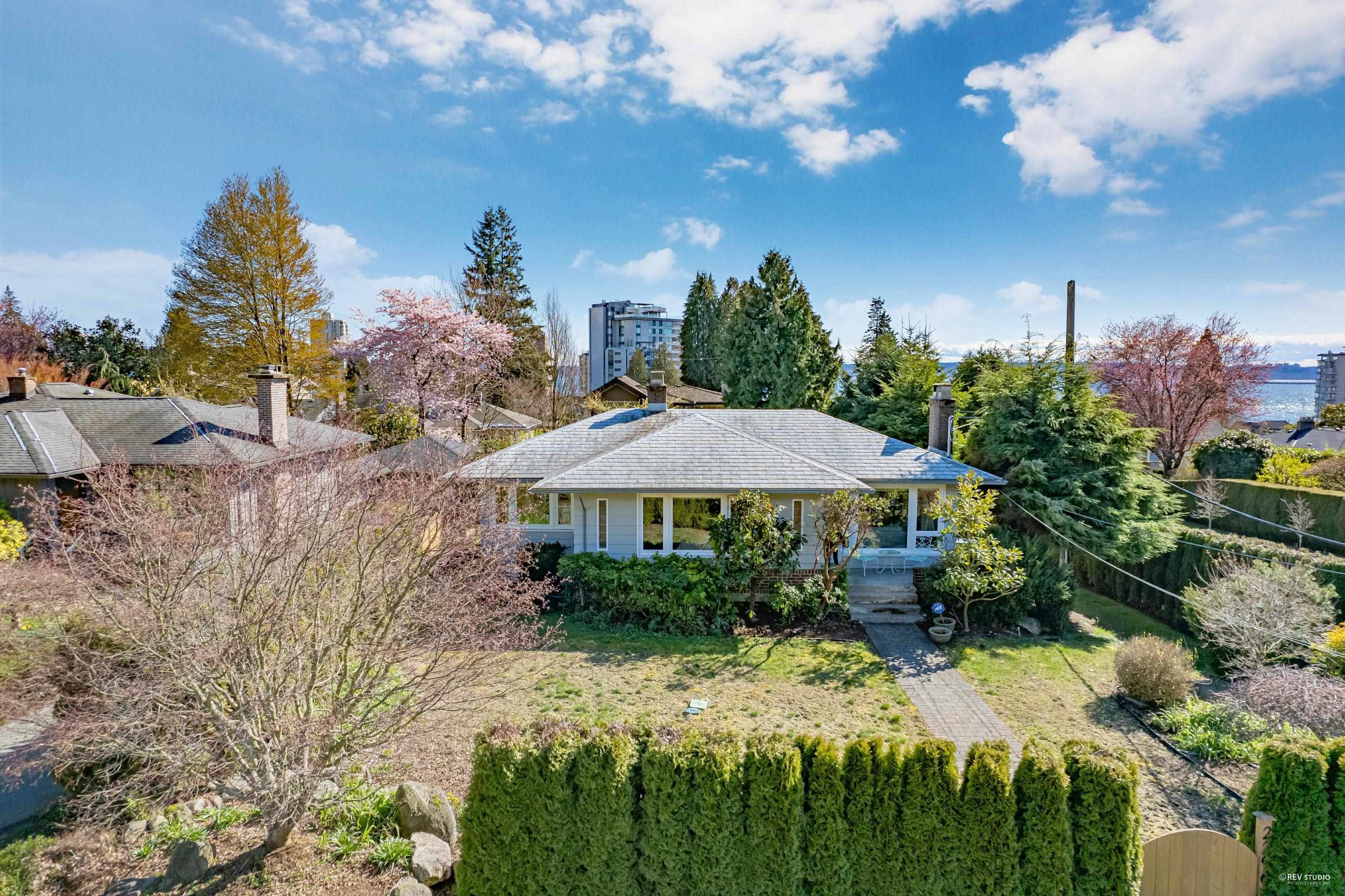 West Vancouver, BC V7V 2A8,2296 JEFFERSON AVE