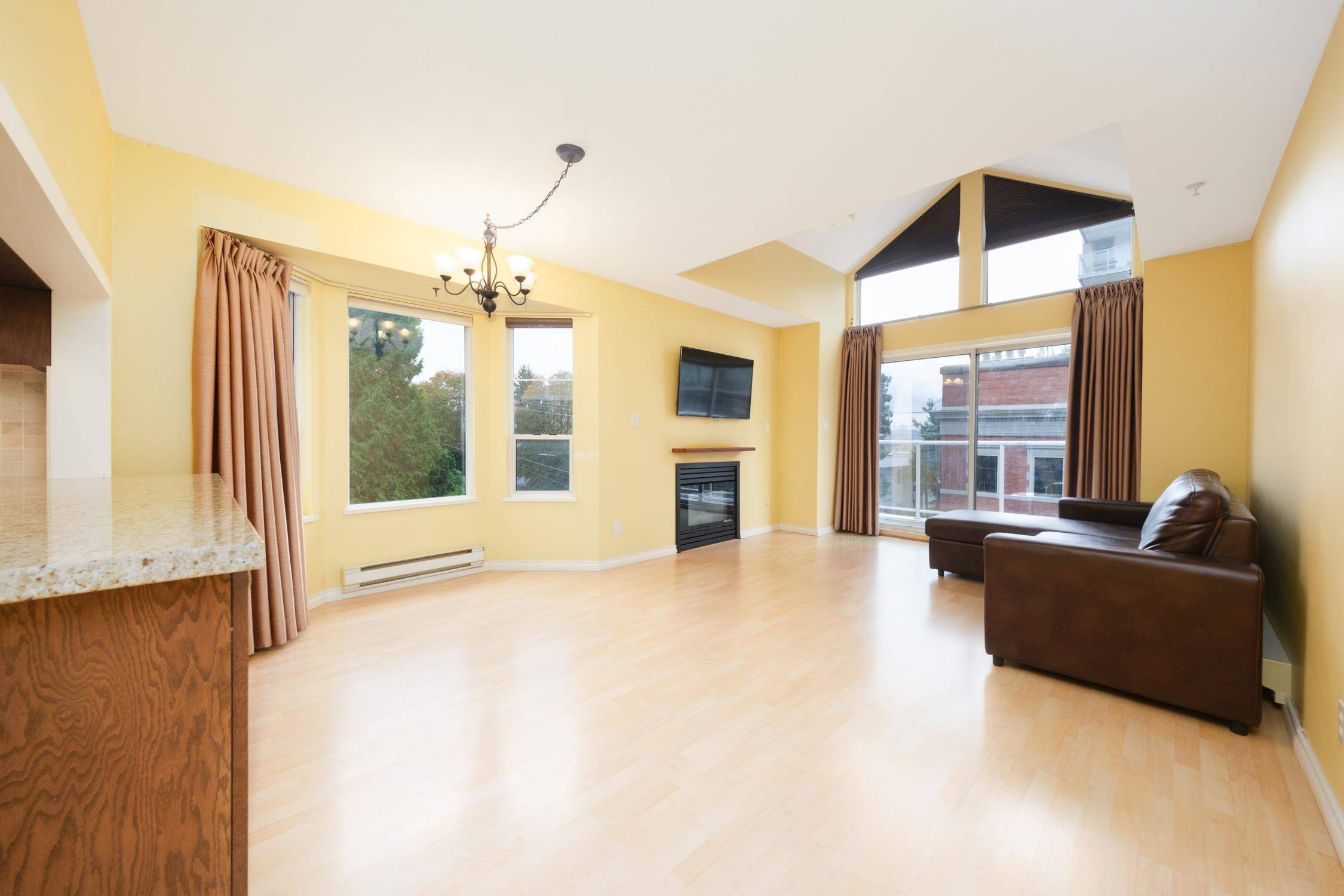New Westminster, BC V3L 1G2,525 AGNES ST #402