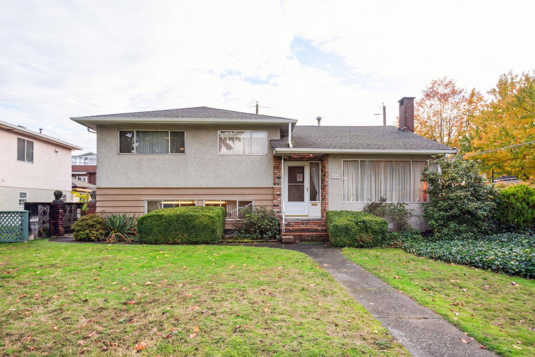 Vancouver, BC V5S 3A5,3204 COLERIDGE AVE