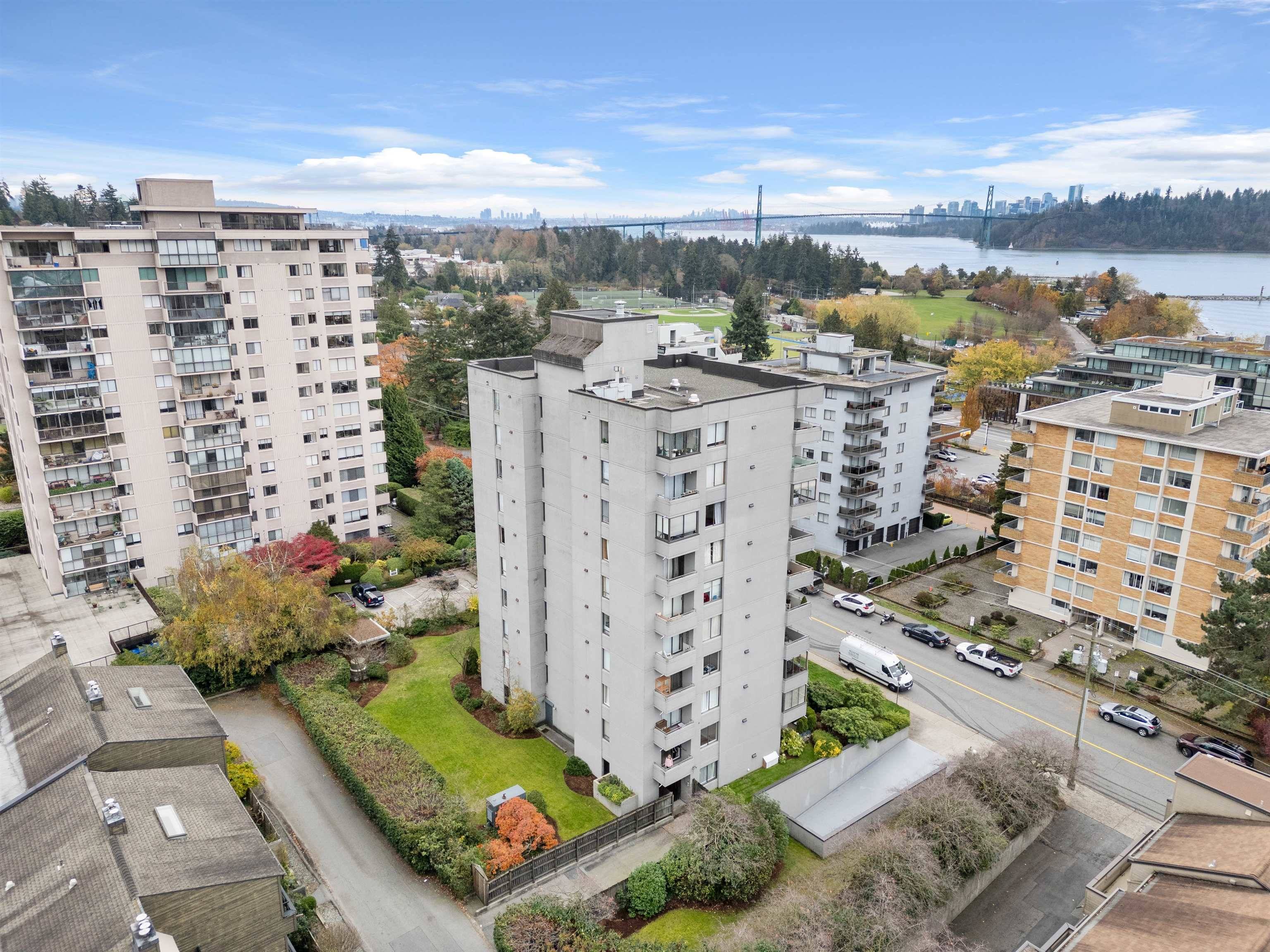 West Vancouver, BC V7T 1E8,1341 CLYDE AVE #203