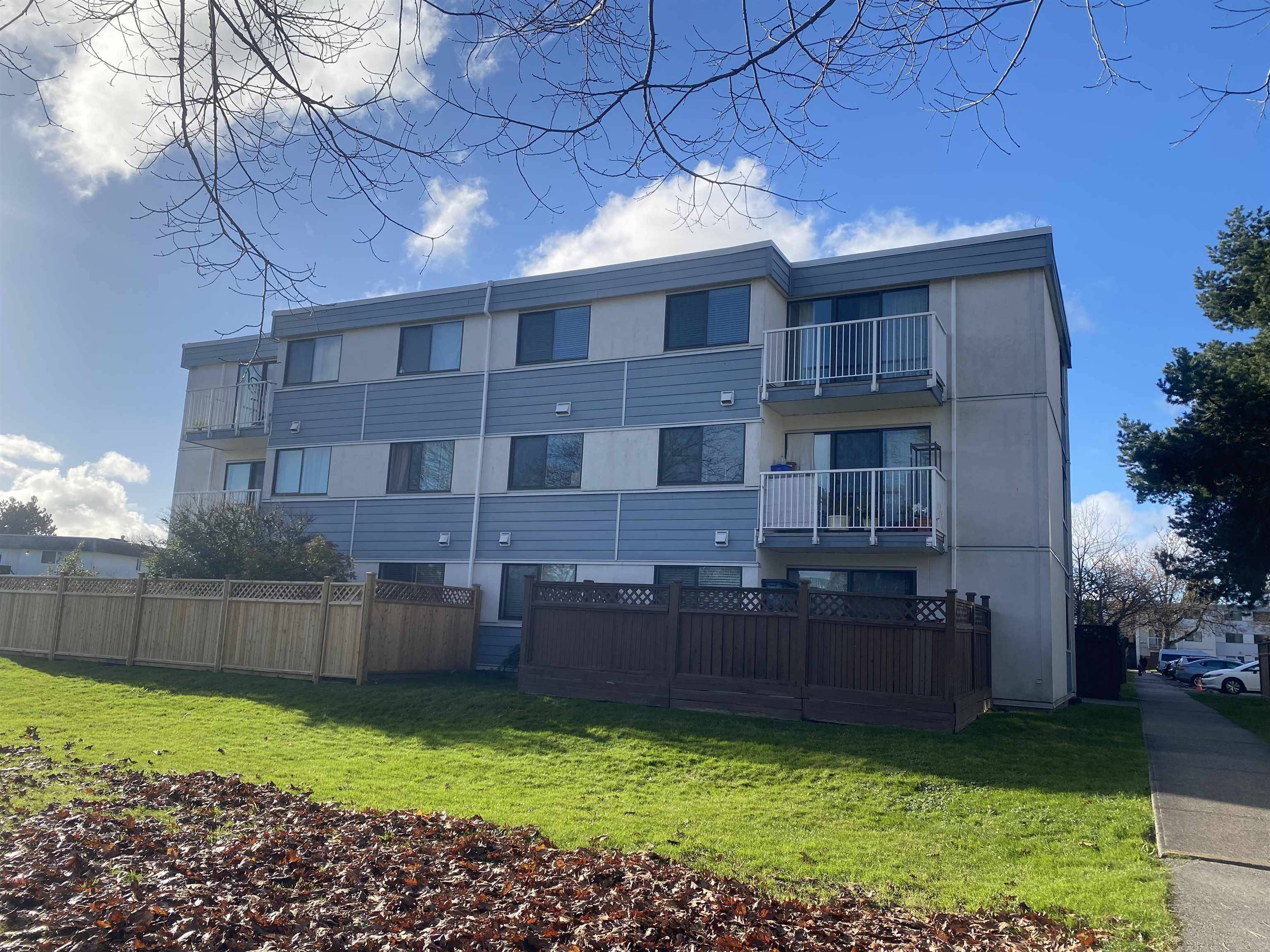 Richmond, BC V7C 3M6,7240 LINDSAY RD #301