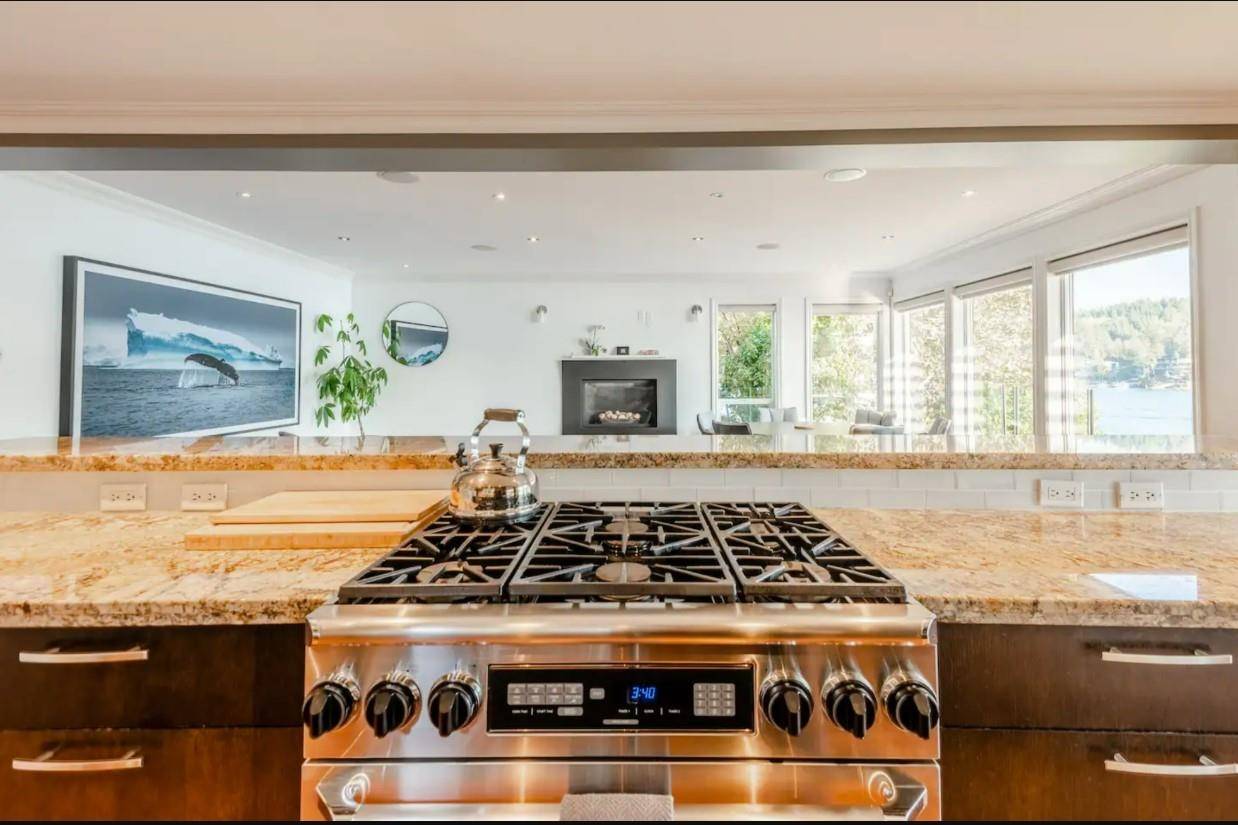 North Vancouver, BC V7G 1G9,4725 STRATHCONA RD #TOP LEVELS