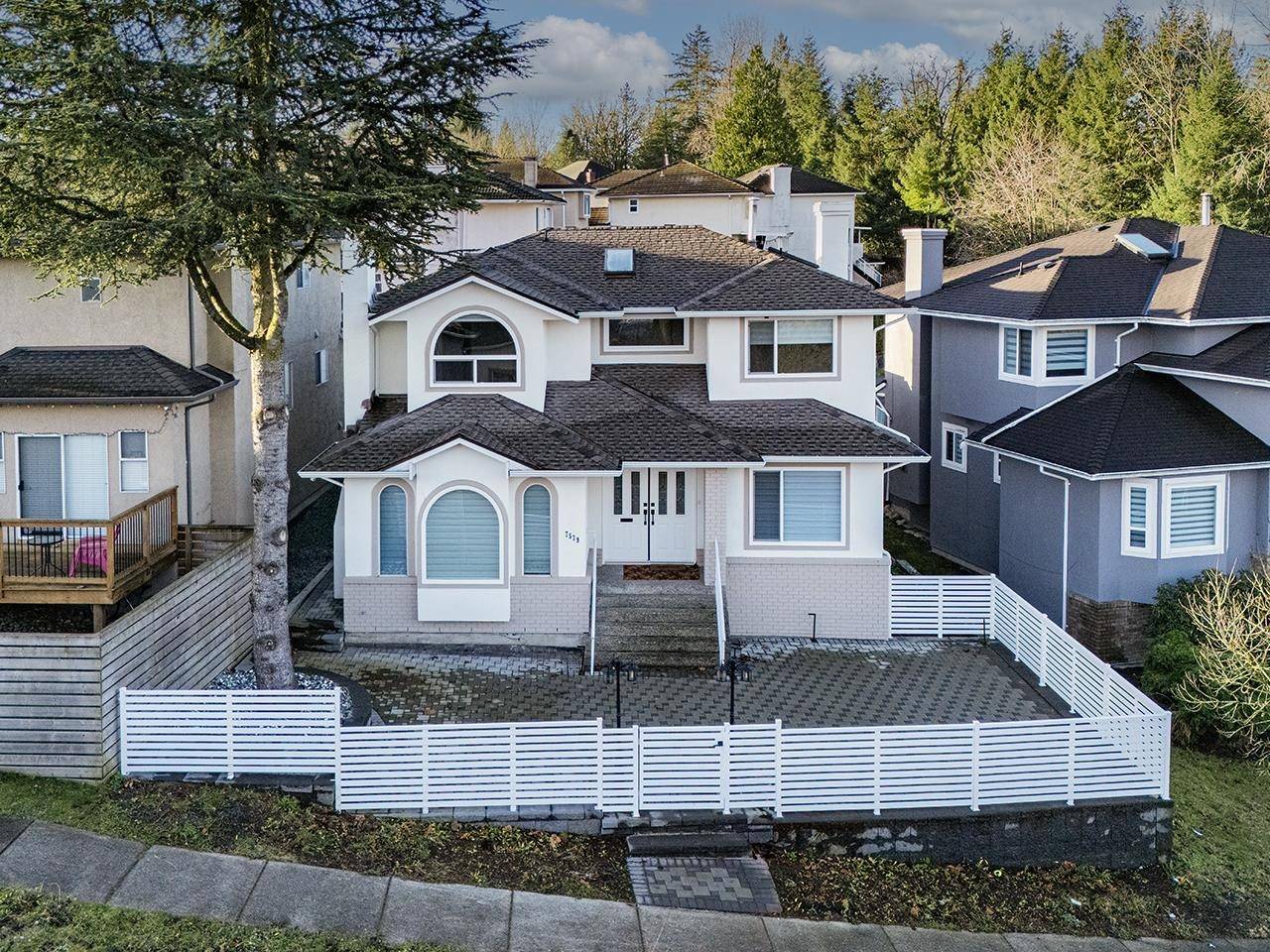 Burnaby, BC V3N 4W1,7579 CASCADE ST