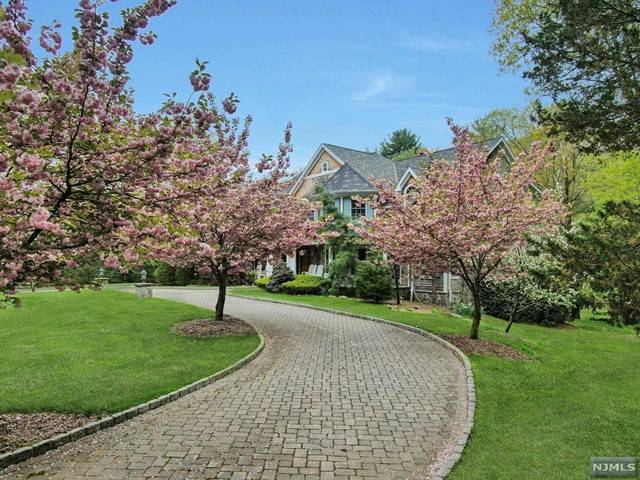 Saddle River, NJ 07458,1 Cedarwood Lane