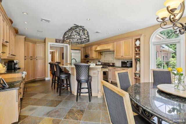 Upper Saddle River, NJ 07458,6 Primrose Court