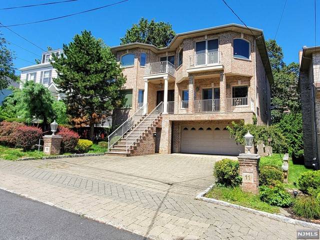 Cliffside Park, NJ 07010,11 Grant Avenue