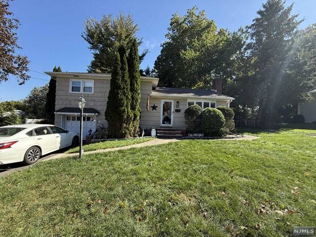 Waldwick, NJ 07463,13 Hemlock Street