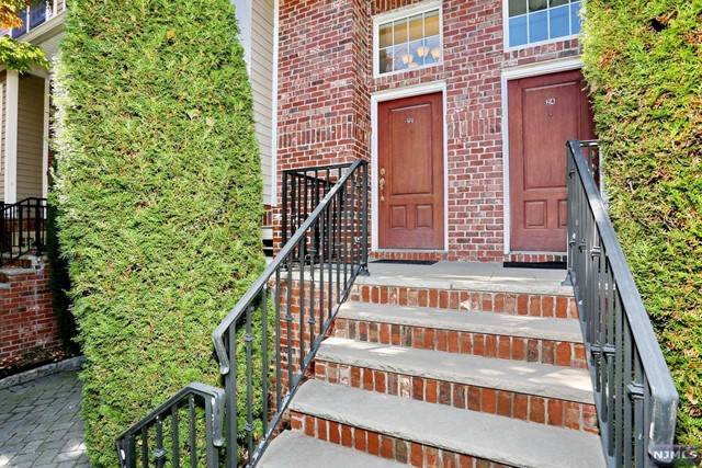 Tenafly, NJ 07670,22 Cobblestone Way