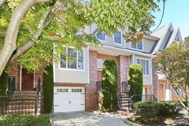 Tenafly, NJ 07670,22 Cobblestone Way