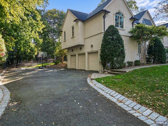 Upper Saddle River, NJ 07458,8 Canterbury Court