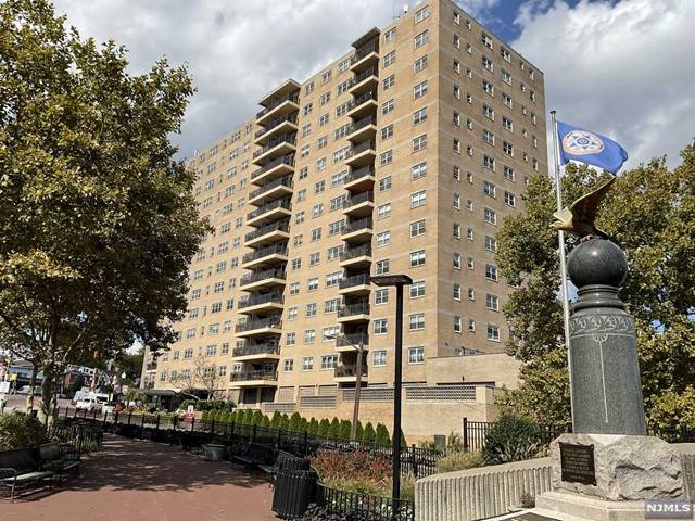 Guttenberg, NJ 07093,7100 Boulevard East  #14D