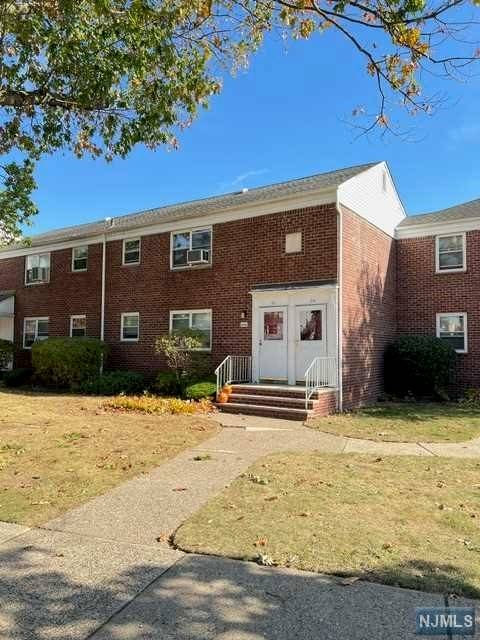 Hackensack, NJ 07601,370 Esplanade  #24