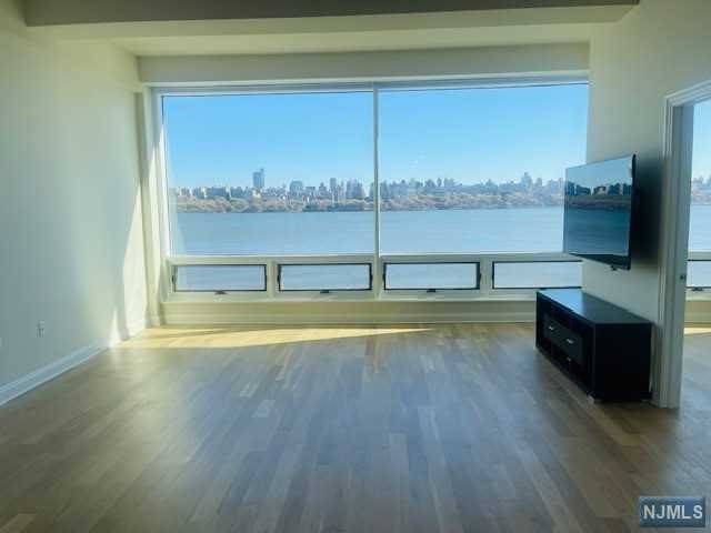 Edgewater, NJ 07020,9 Somerset Lane #305