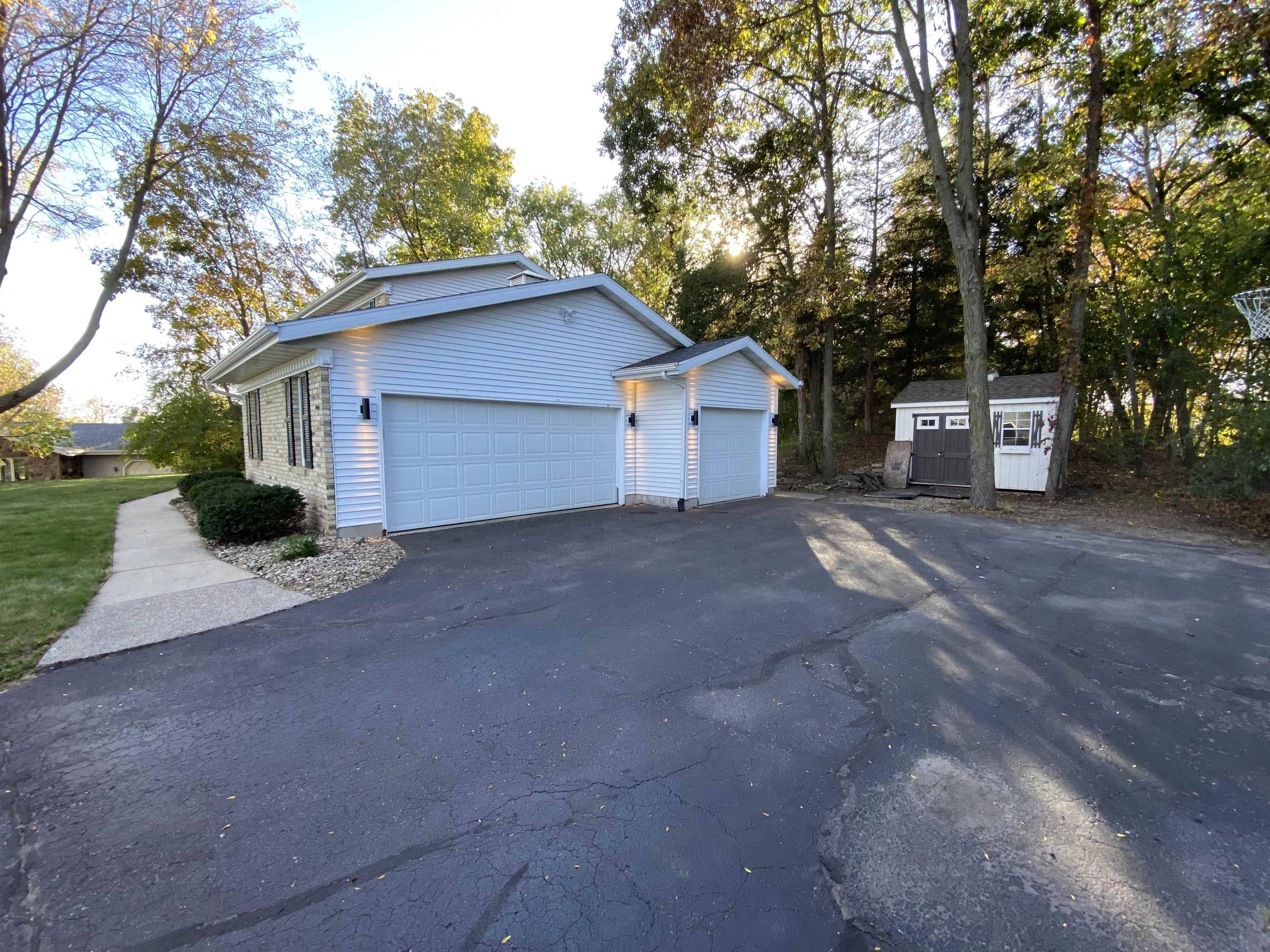 Baraboo, WI 53913,856 Iroquois Circle