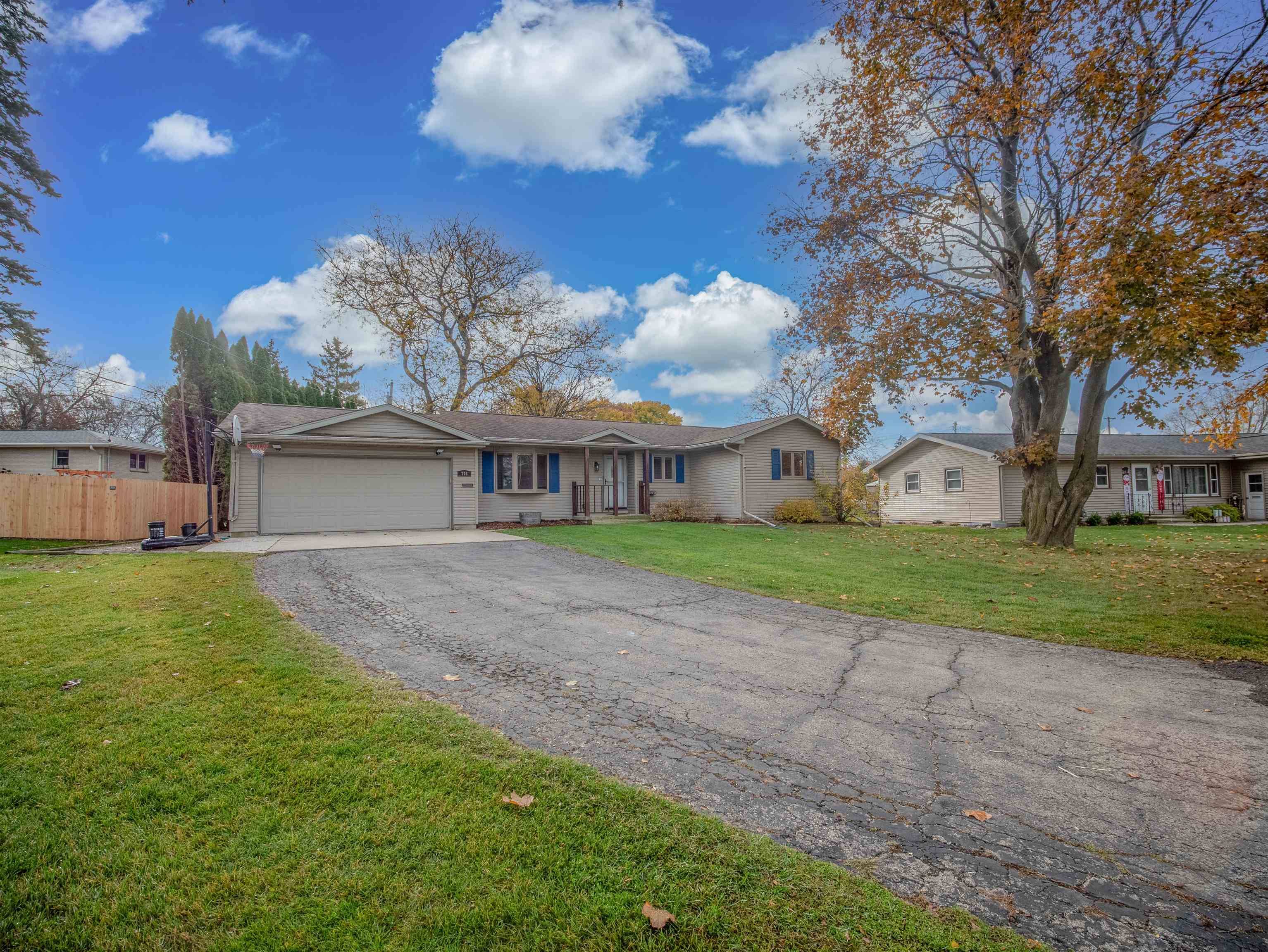 Beaver Dam, WI 53916,705 Lake View Circle