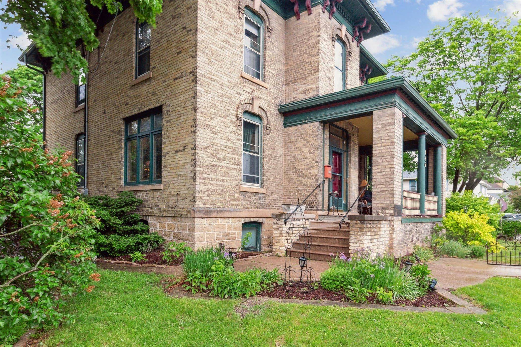 Stoughton, WI 53589-1736,126 E Washington Street