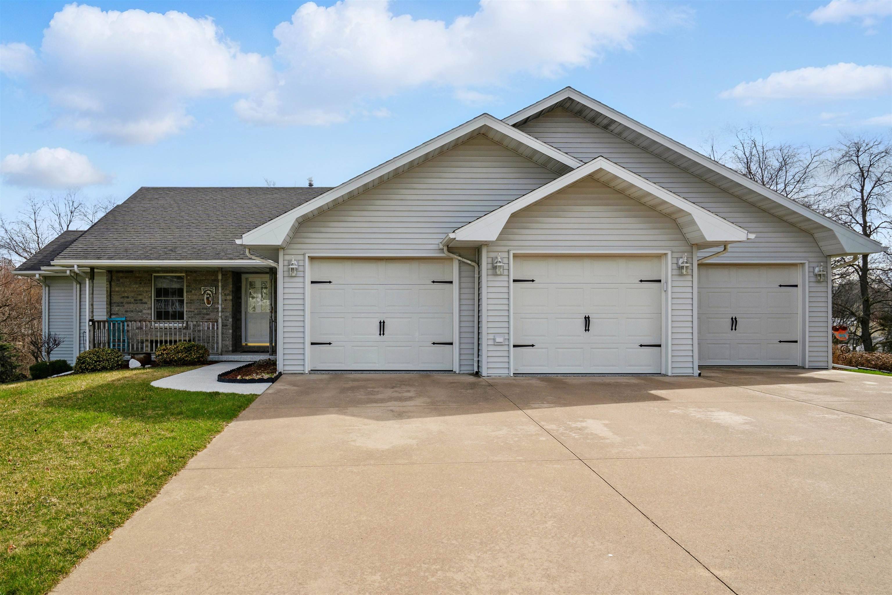 Benton, WI 53803,226 Creek Drive