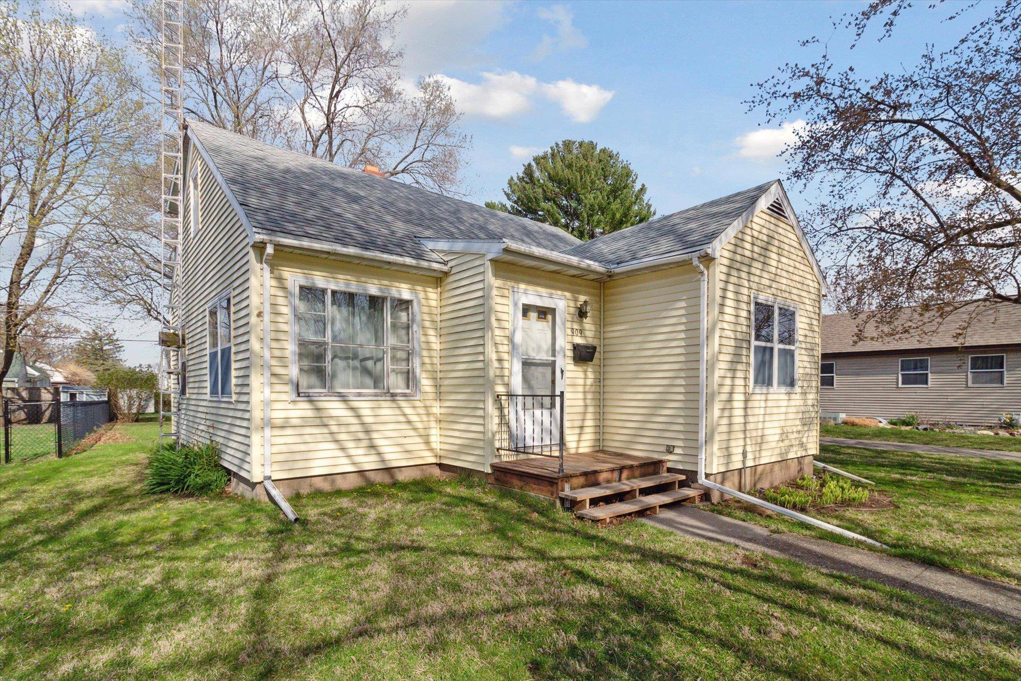 Janesville, WI 53545-1662,909 Caroline Street