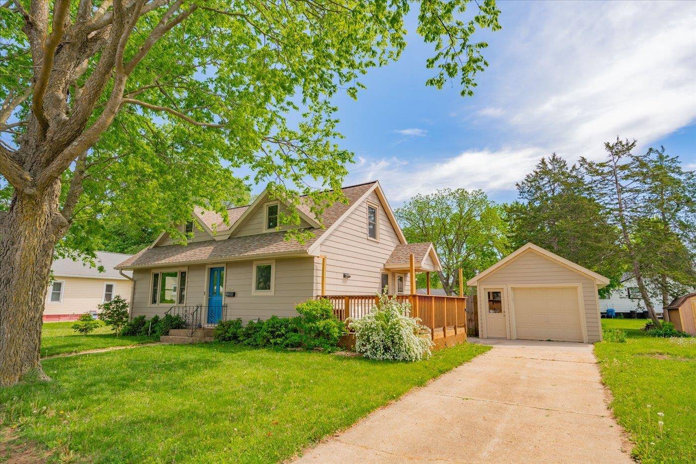 Prairie Du Sac, WI 53578,324 7TH Street