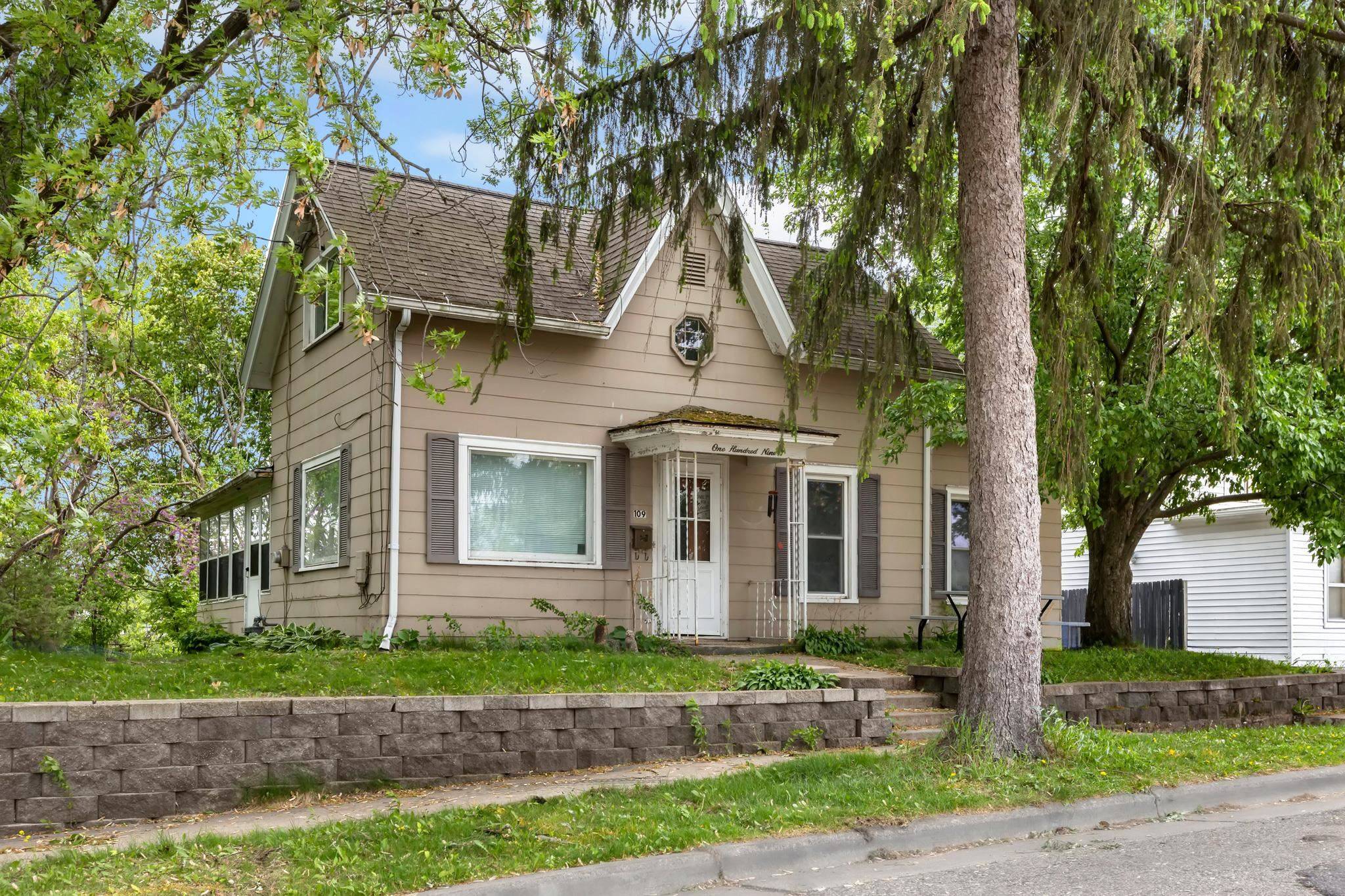 Baraboo, WI 53913,109 1st Avenue