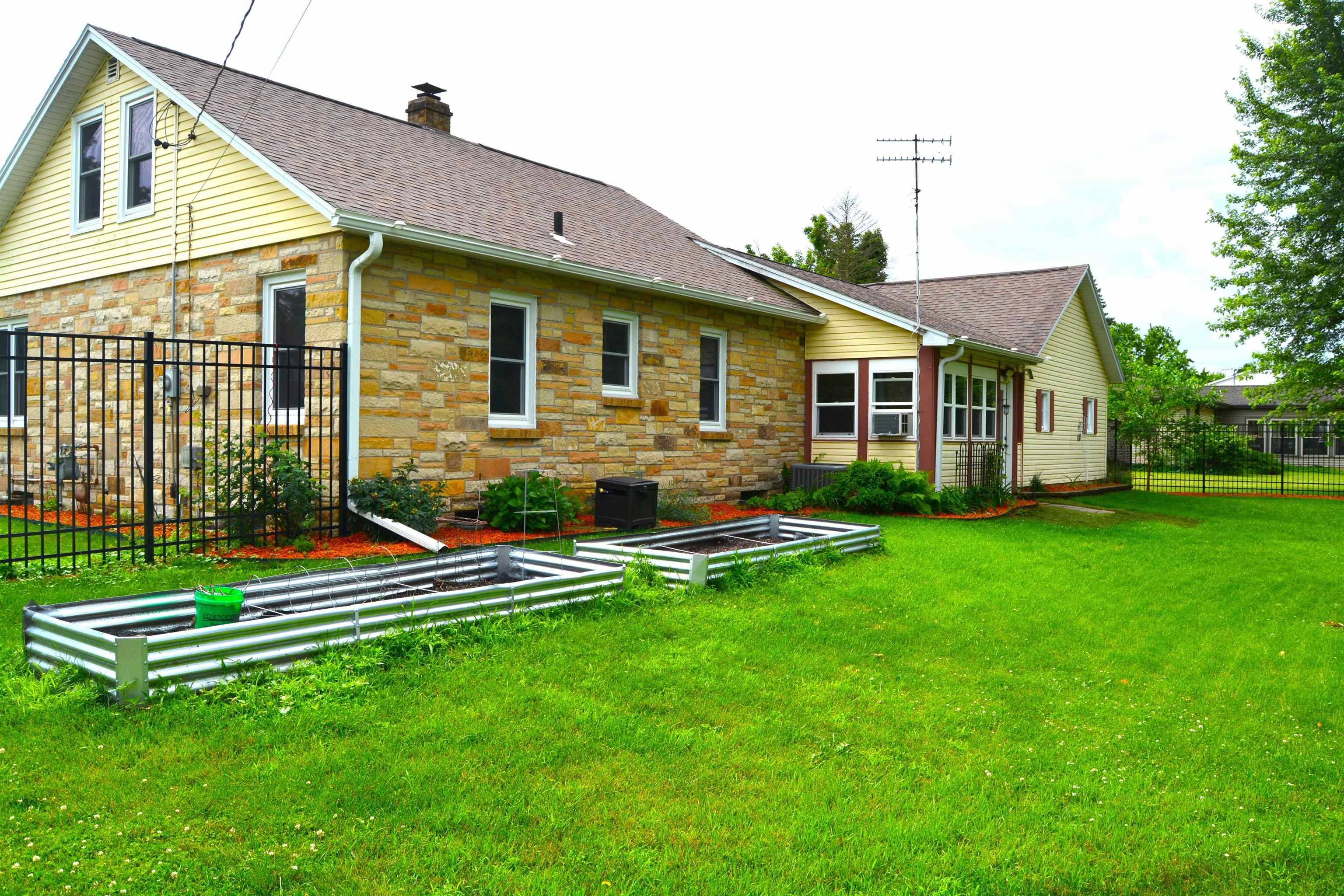 Spring Green, WI 53588,348 N Winsted Street