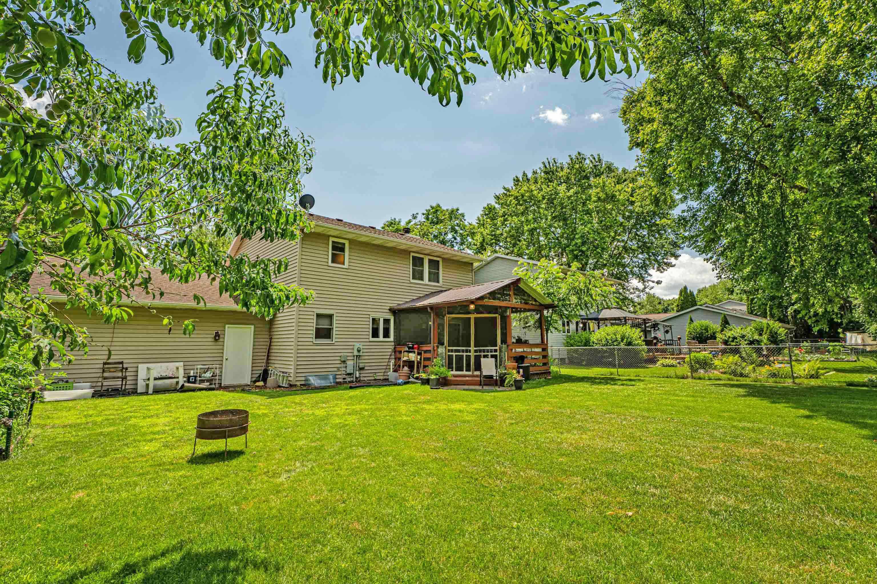 Madison, WI 53716,5626 RUSTIC WOODS Drive