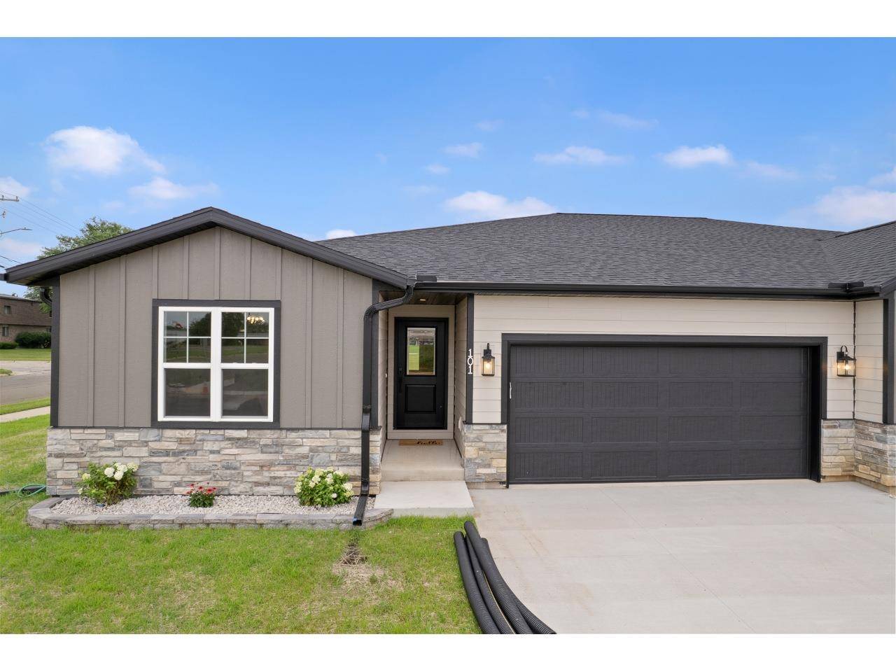 Portage, WI 53901,101 Hill Row