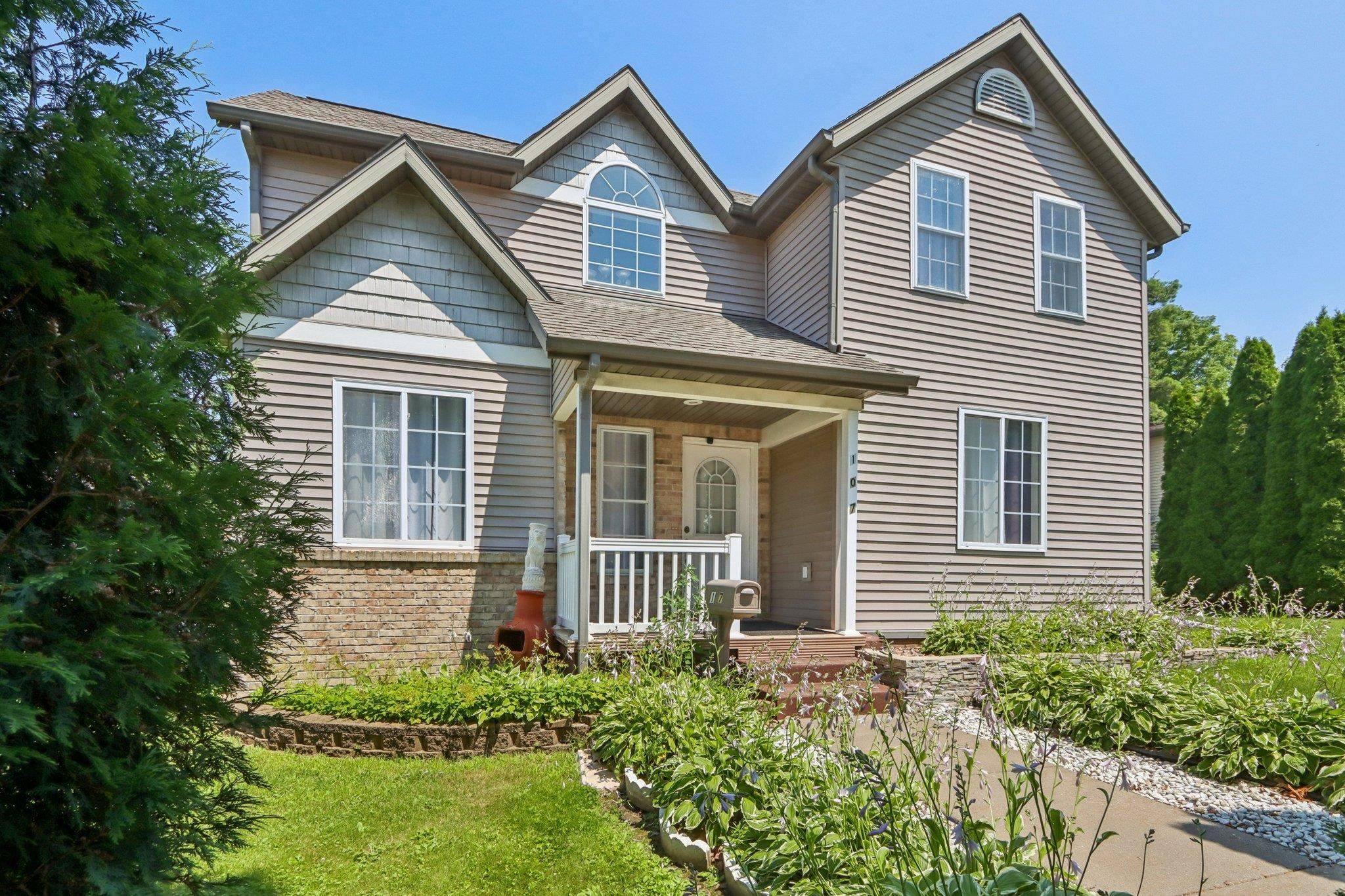 Baraboo, WI 53913,107 South Street