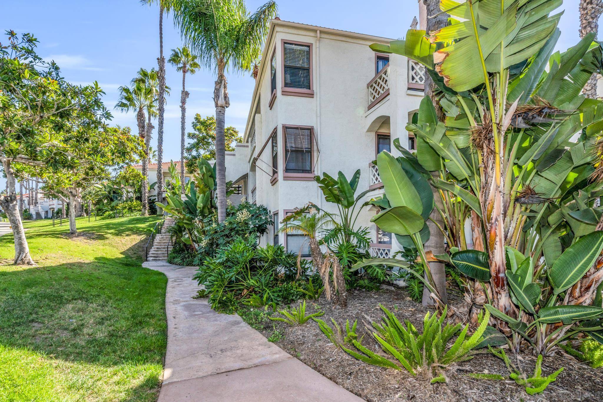 San Diego, CA 92129,9352 Twin Trails Dr #202