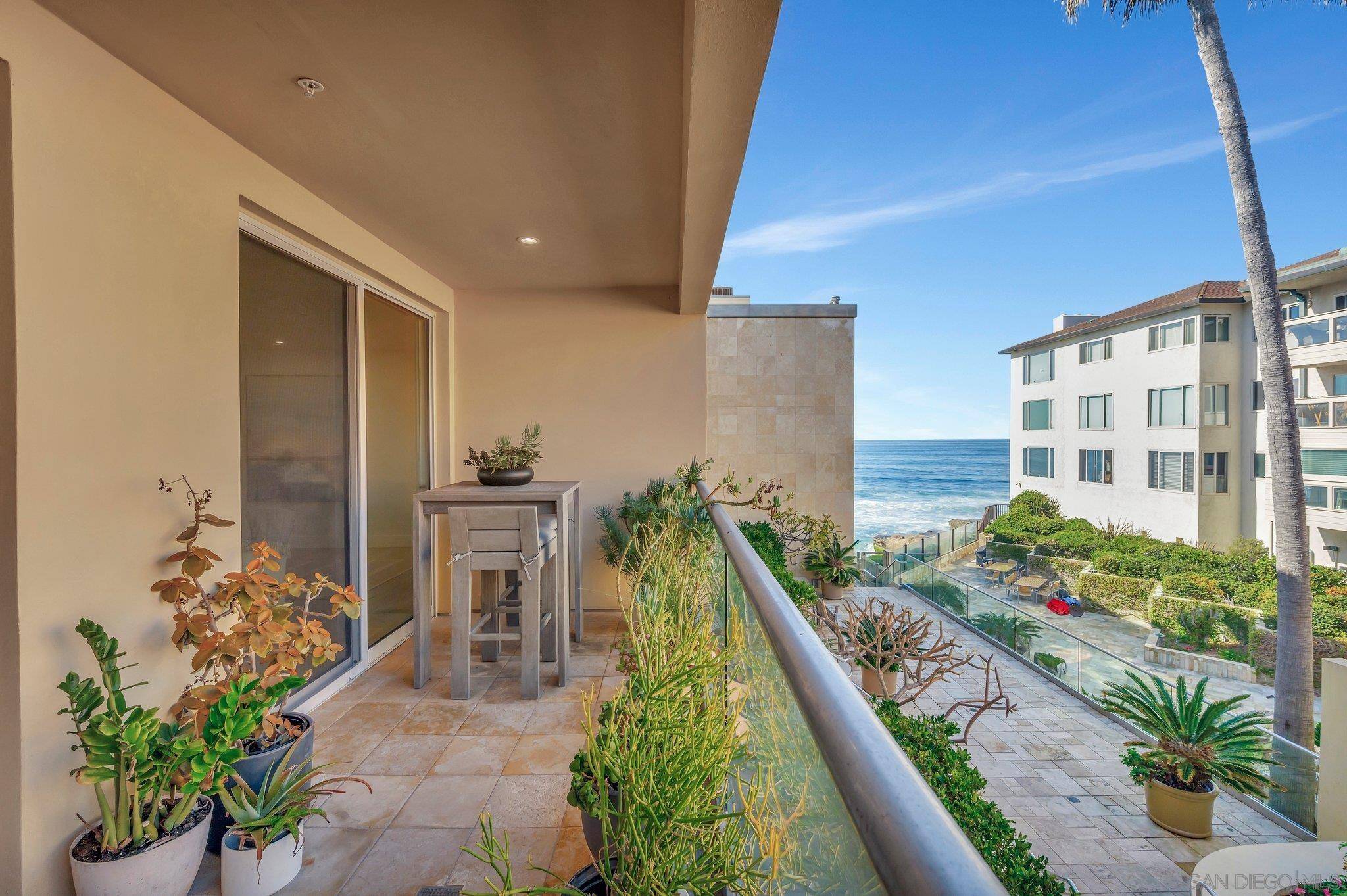 La Jolla, CA 92037,202 Coast Blvd #8