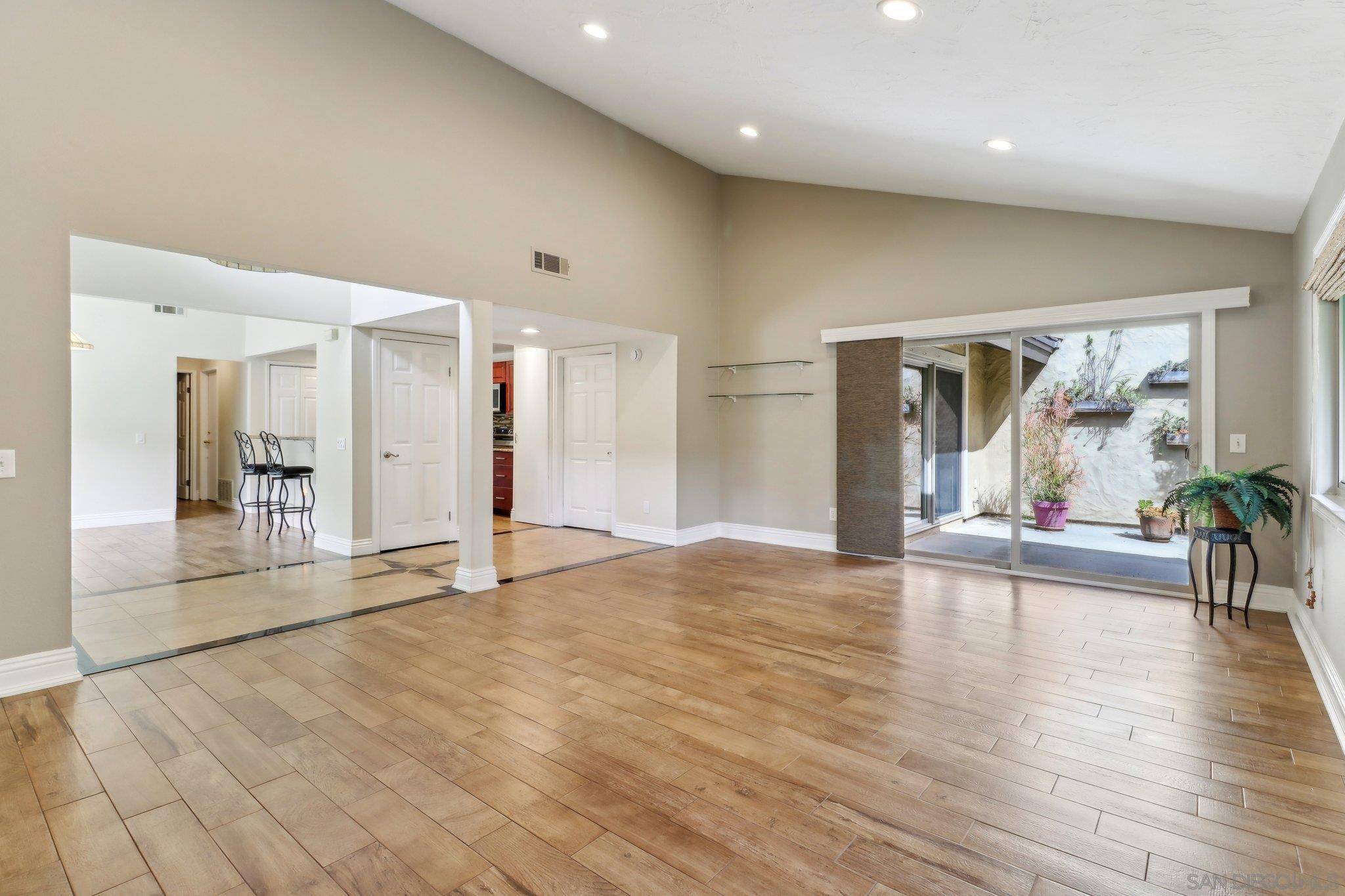 Carlsbad, CA 92008,4637 Coralwood Cir