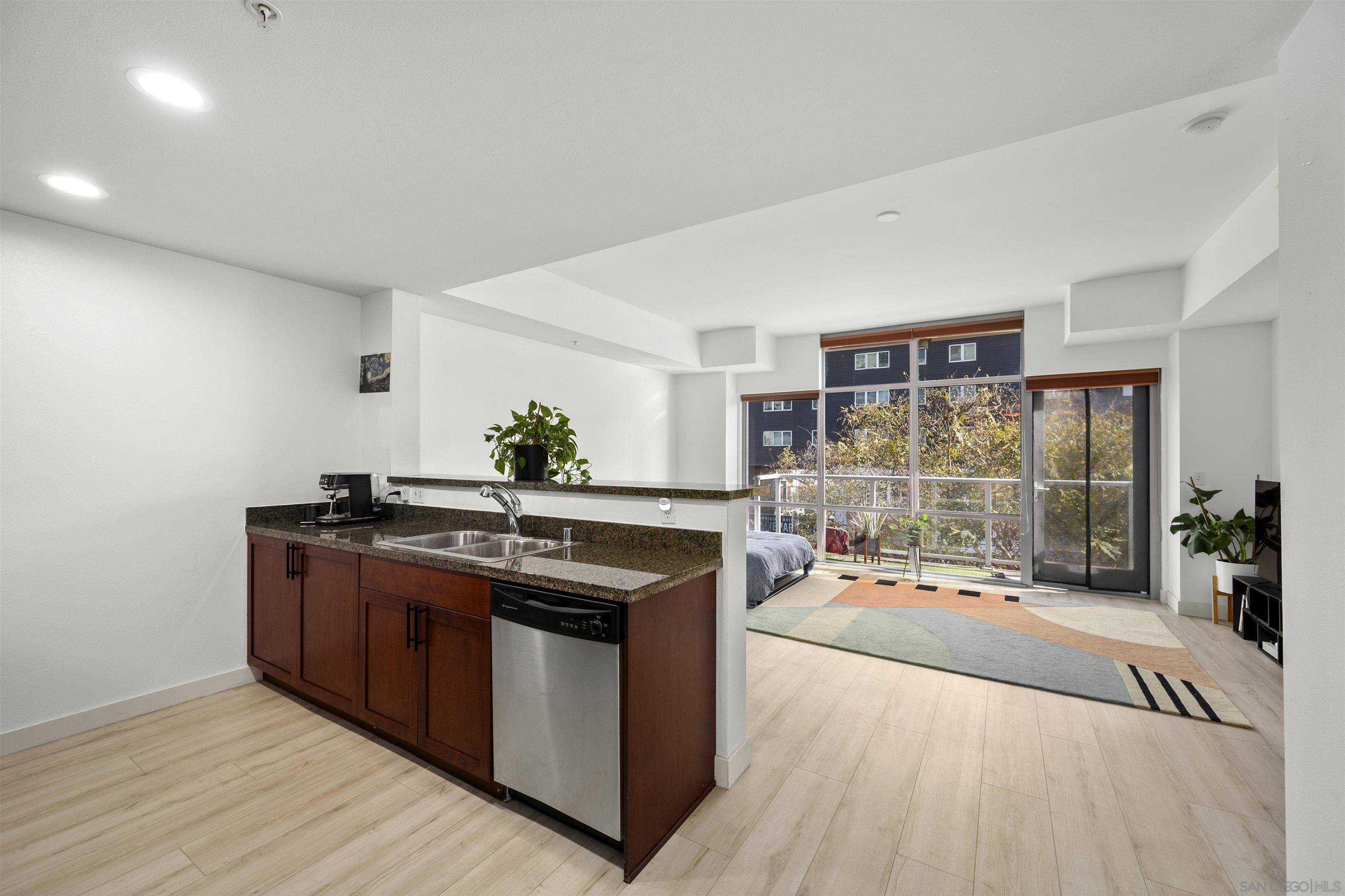 San Diego, CA 92101,206 Park Blvd #405