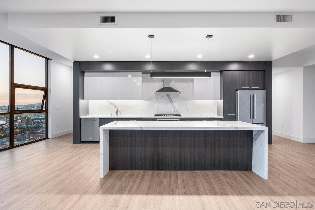 San Diego, CA 92101,1440 Columbia St #2305