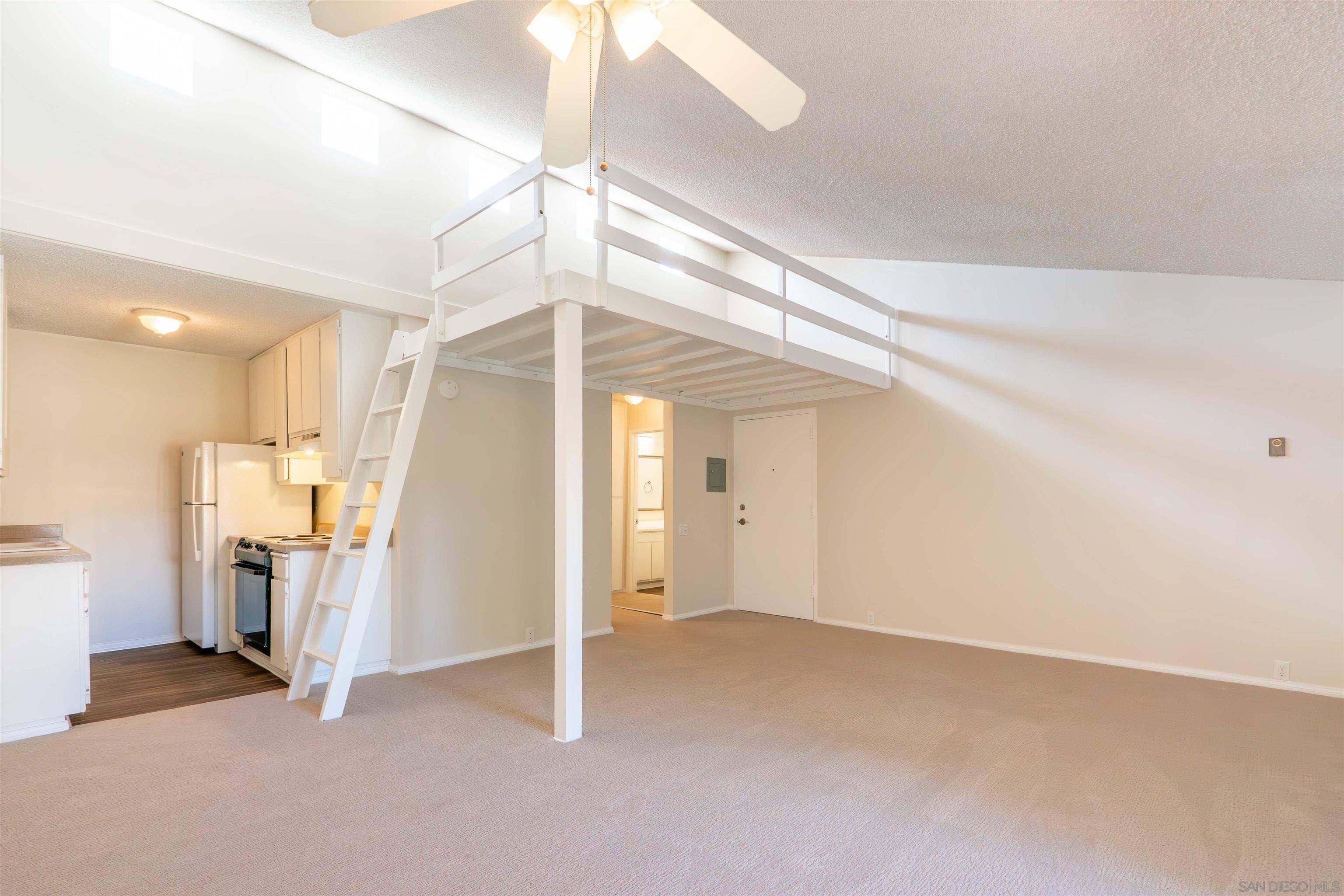 San Diego, CA 92109,1775 Diamond St #306
