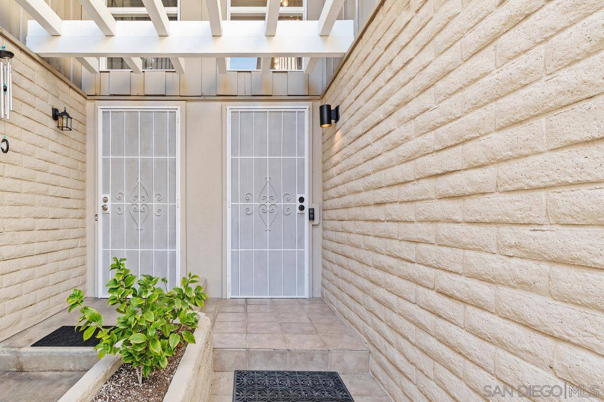 Carlsbad, CA 92009,2874 Luciernaga St