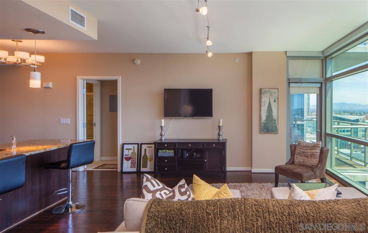 San Diego, CA 92101,800 The Mark Ln. #1806