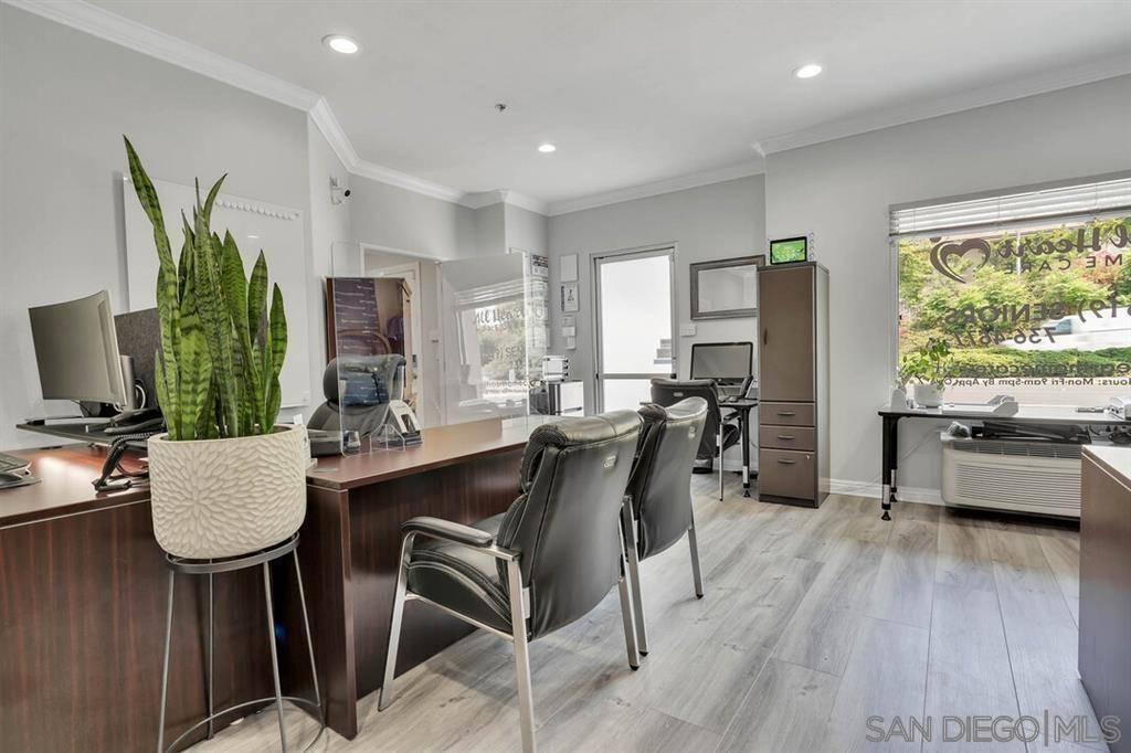 La Mesa, CA 91942,7745 El Cajon Blvd Unit 100