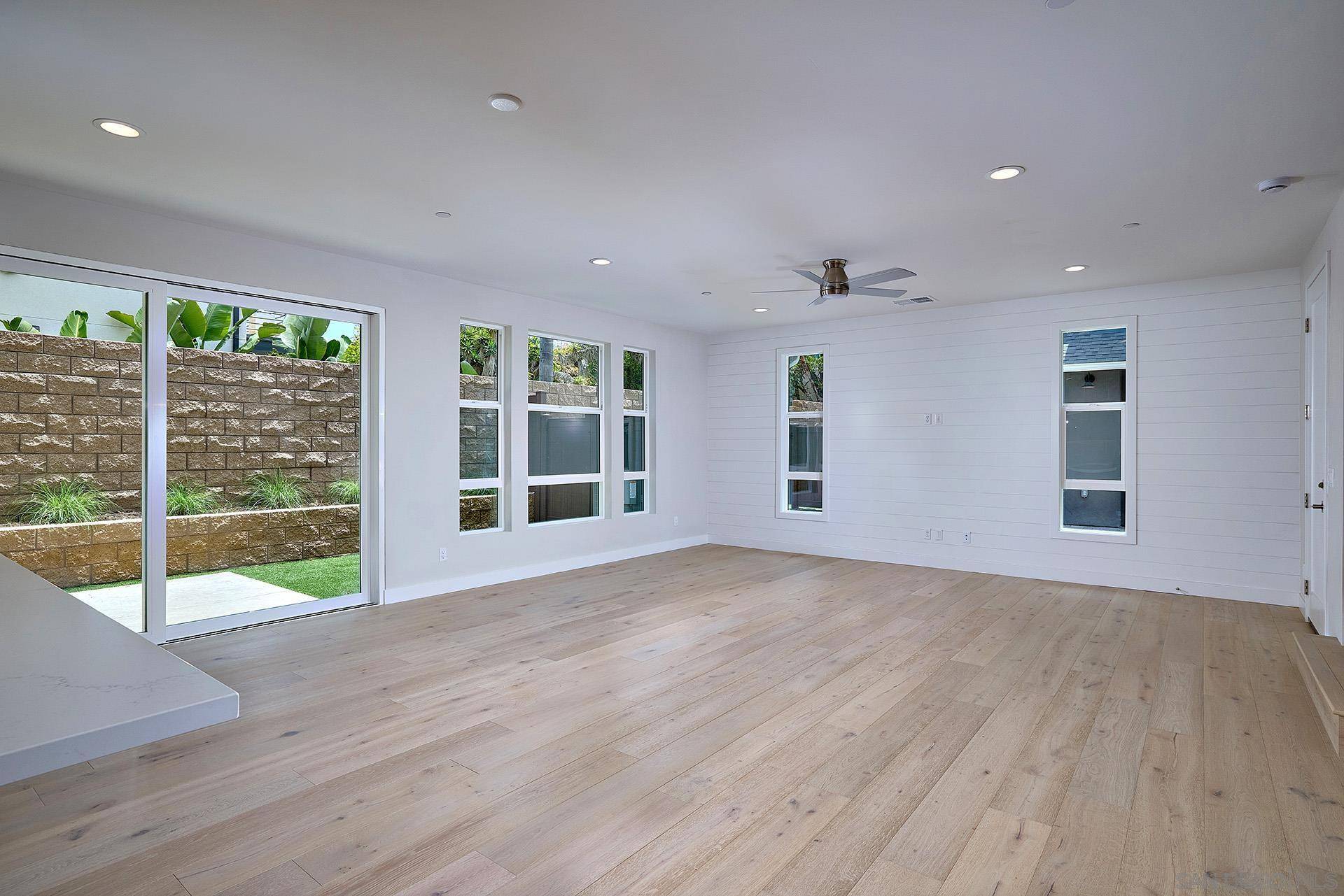Encinitas, CA 92024,567 N Vulcan Ave